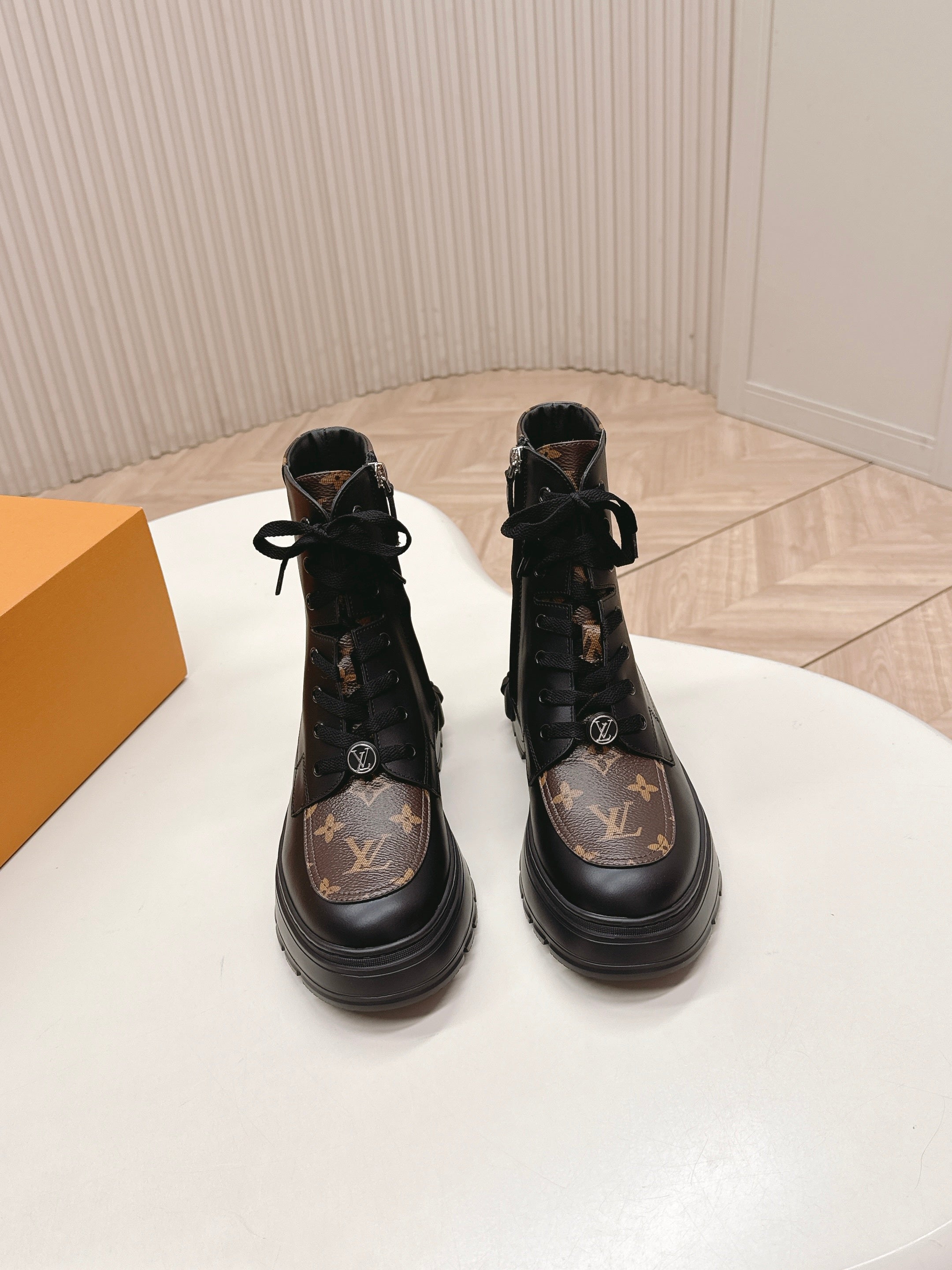 LV 2026 Laureate Platform Desert Boot Black Brown Calfskin 595453