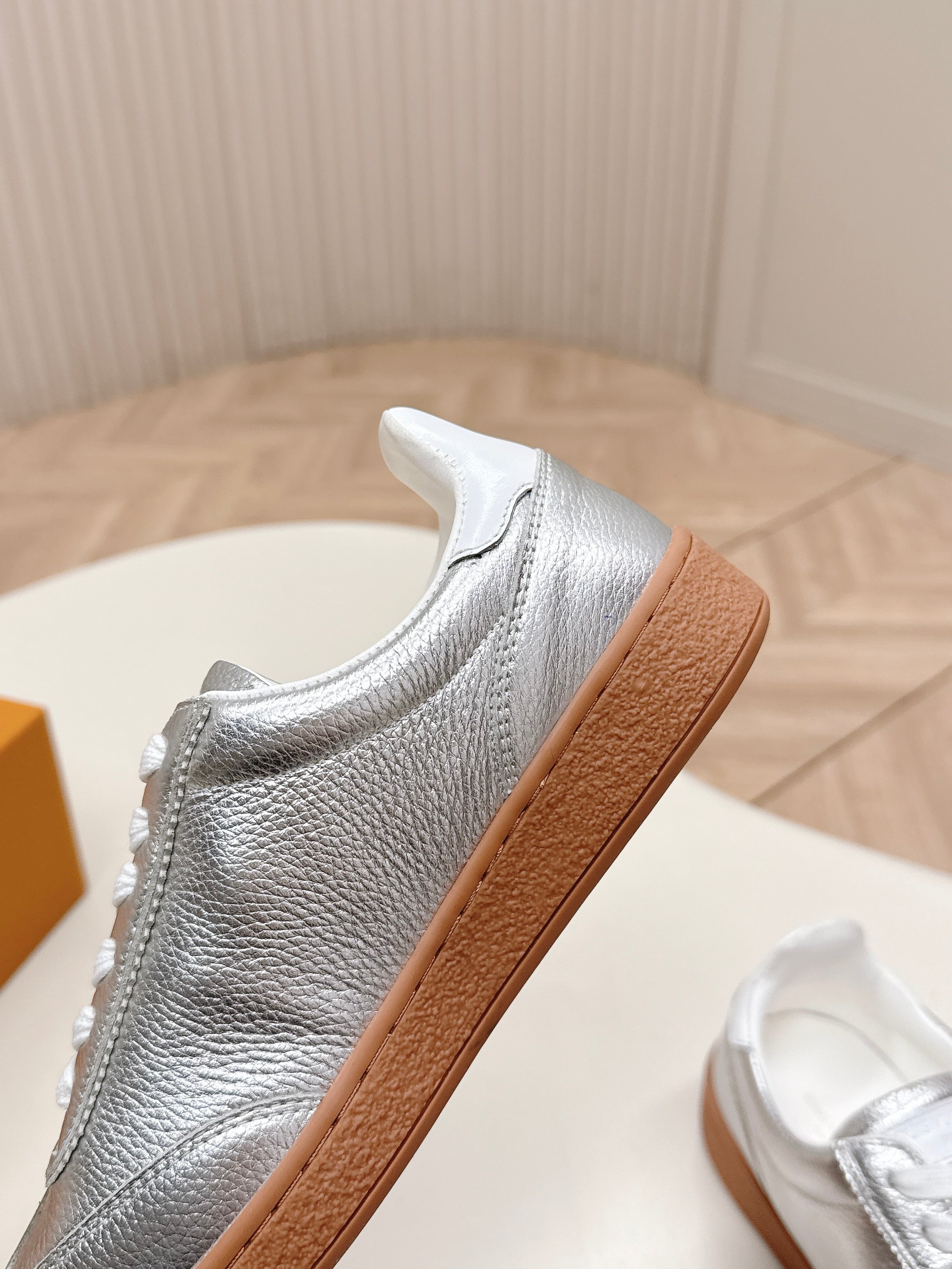 LV 2026 Frontrow Sneaker Silver Cowhide 595446