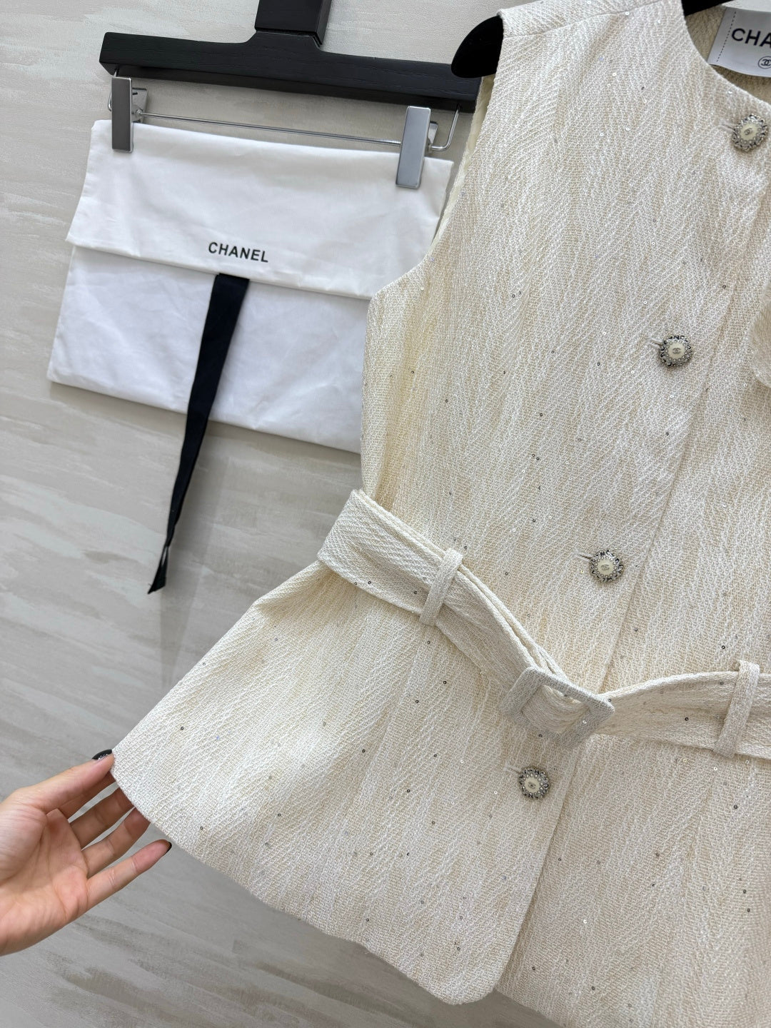 Chanel 2026 Vest Off-white Tweed 408524
