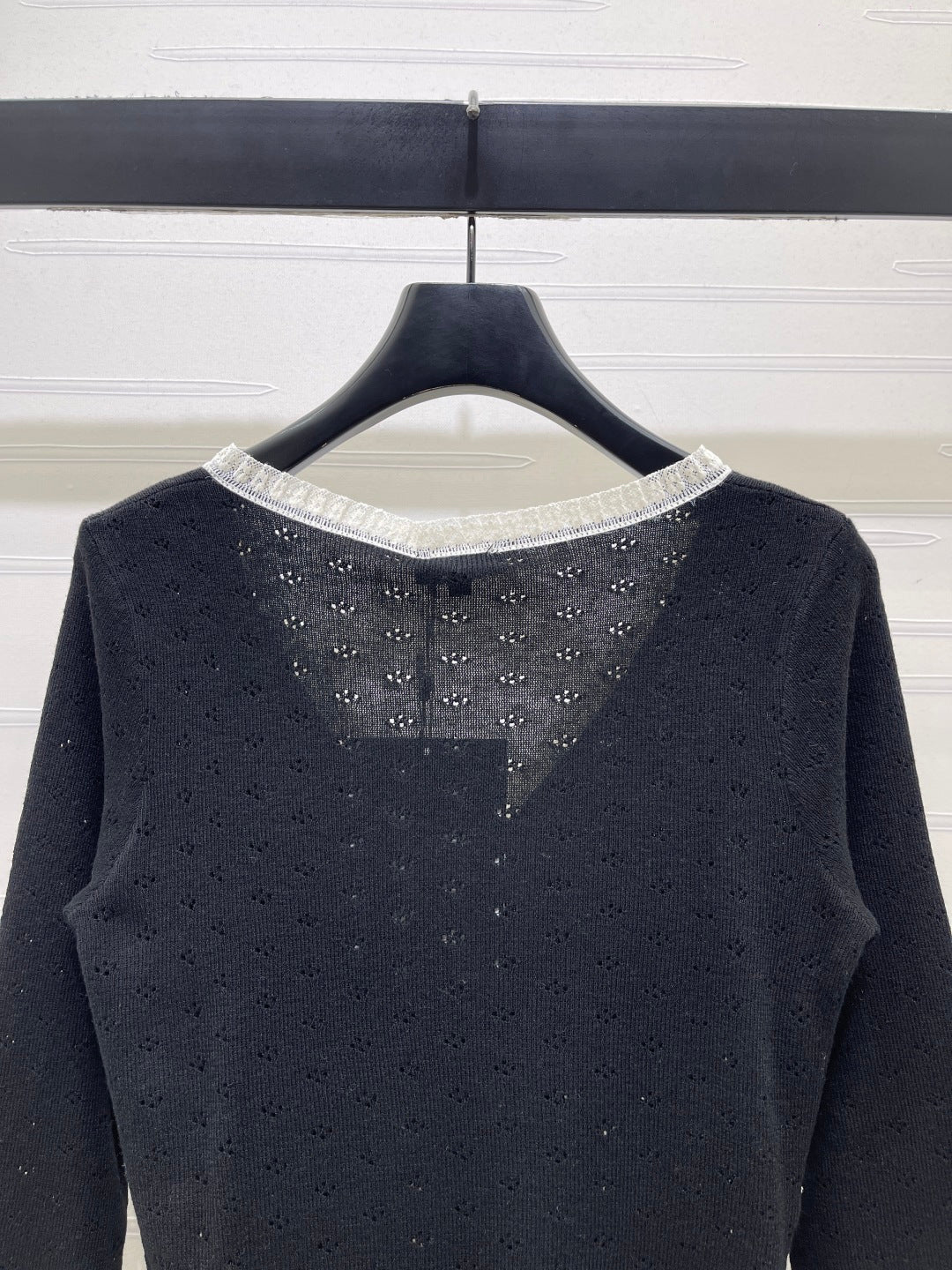 Chanel 2026 Lace-trimmed Knit V-neck Long-sleeved Top Wool 773815