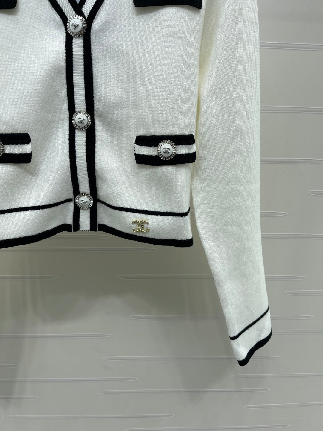 Chanel 2026 V-neck Knitted Long-sleeved Cardigan Wool 766458