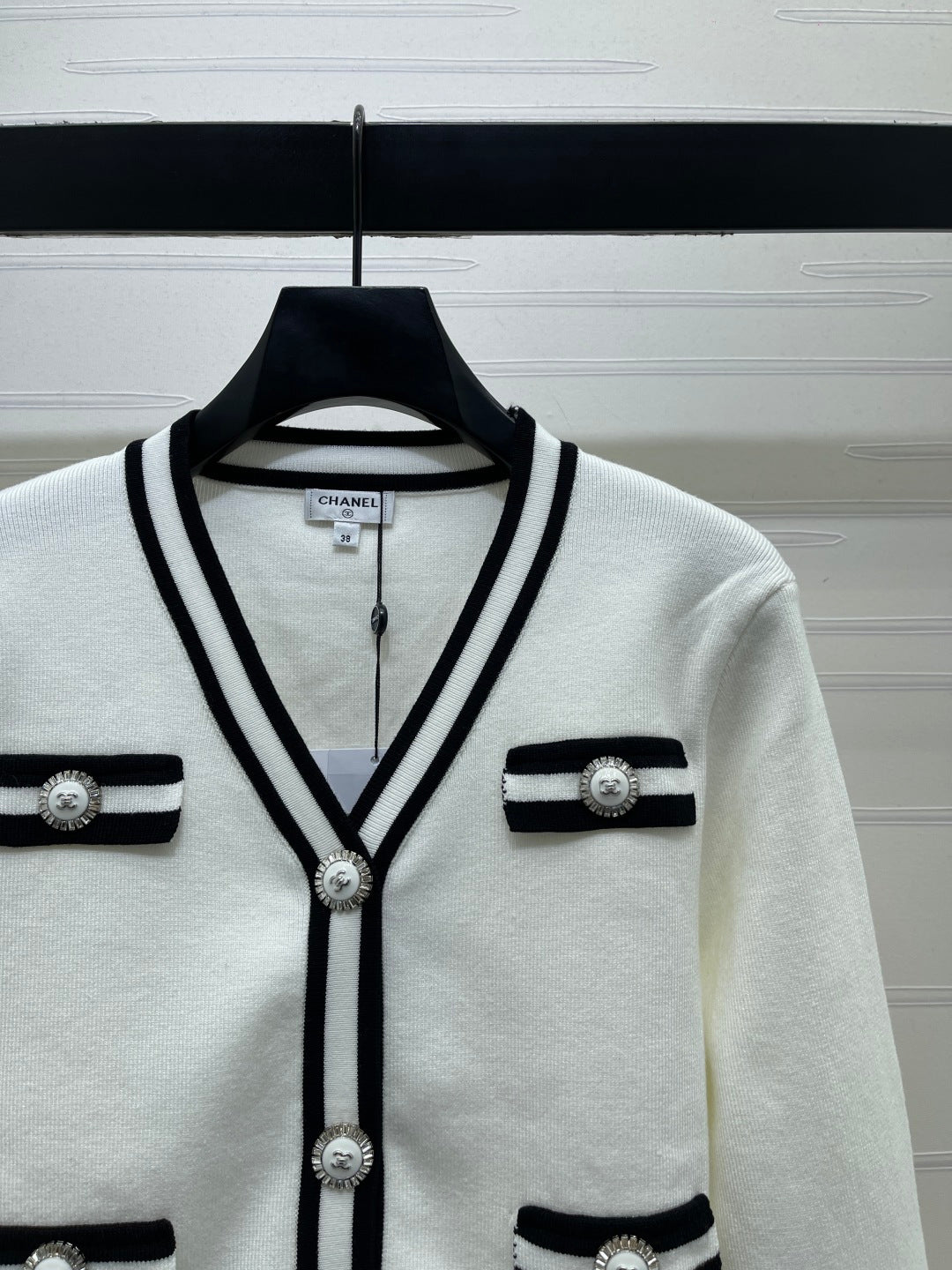 Chanel 2026 V-neck Knitted Long-sleeved Cardigan Wool 766458
