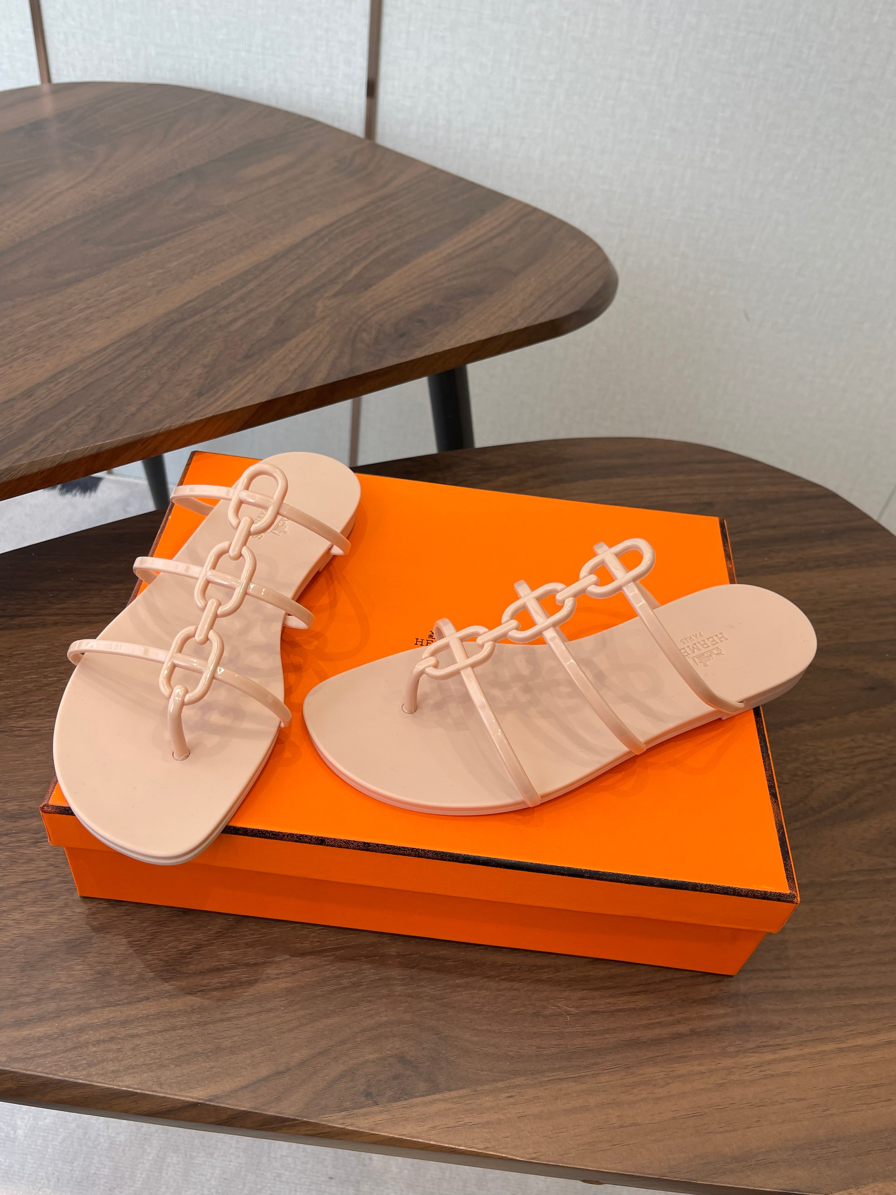 HM 26ss Pig Nose Sandals Beige Rubber 624765