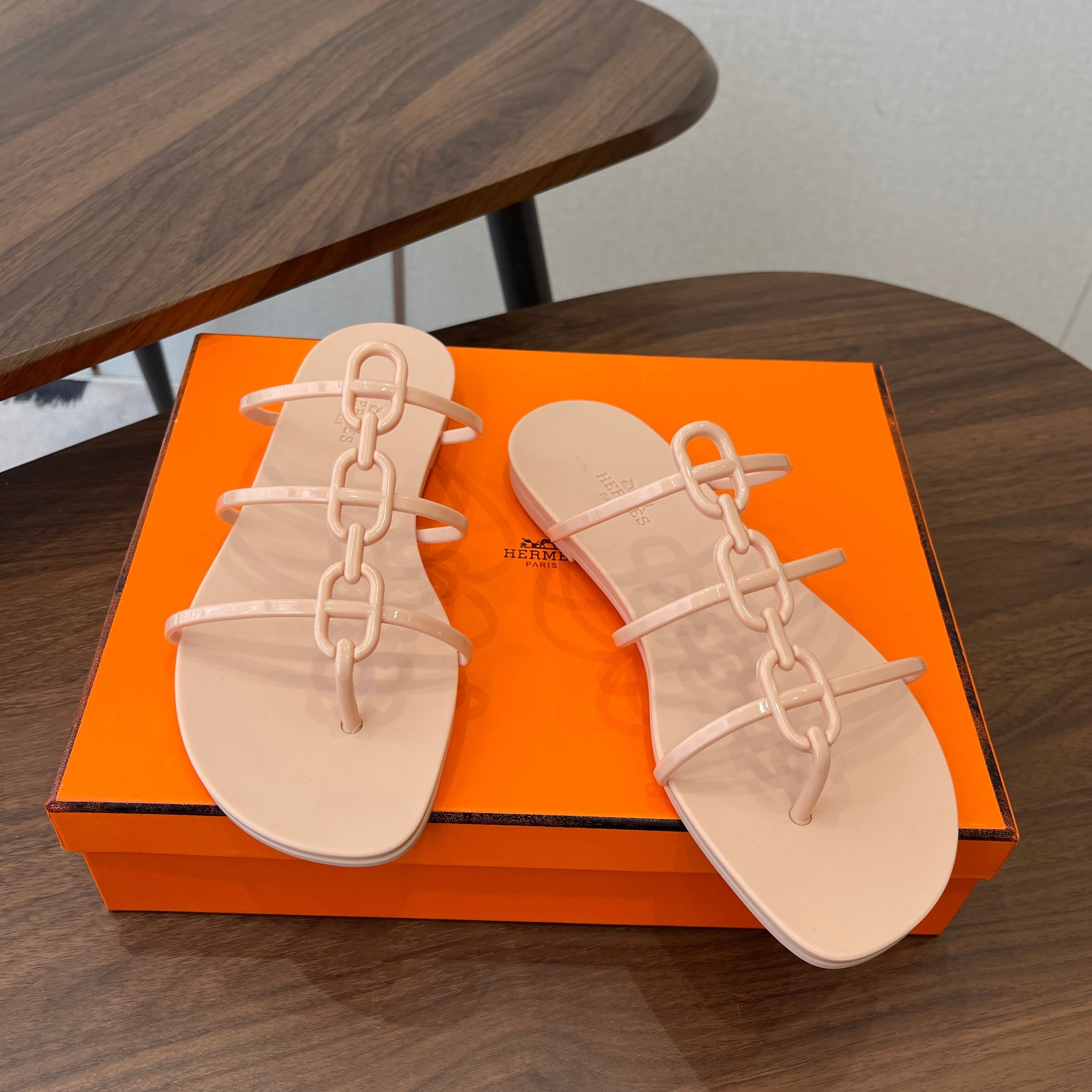 HM 26ss Pig Nose Sandals Beige Rubber 624765