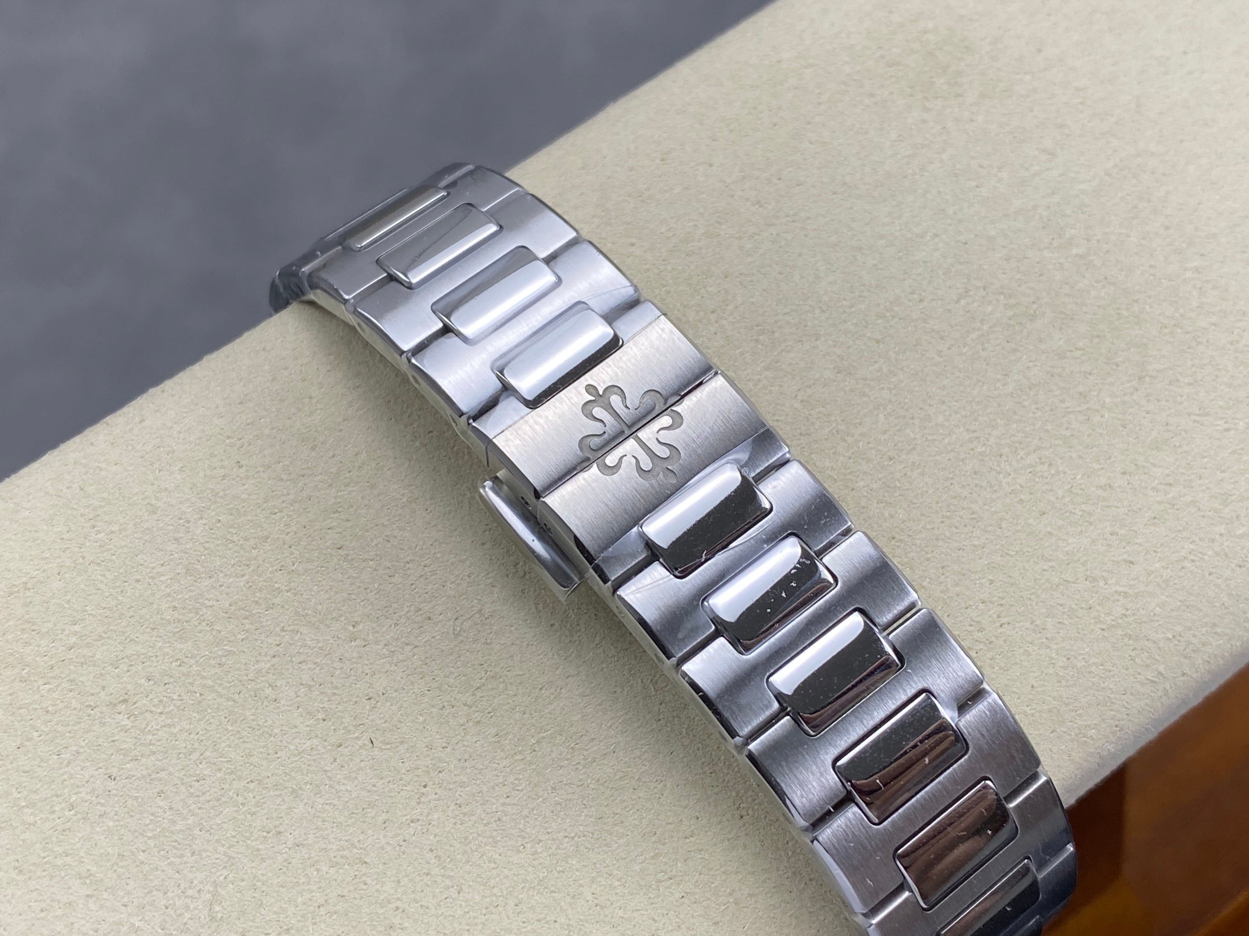 Patek Philippe Nautilus 35mm Cream Dial Sliver Case
