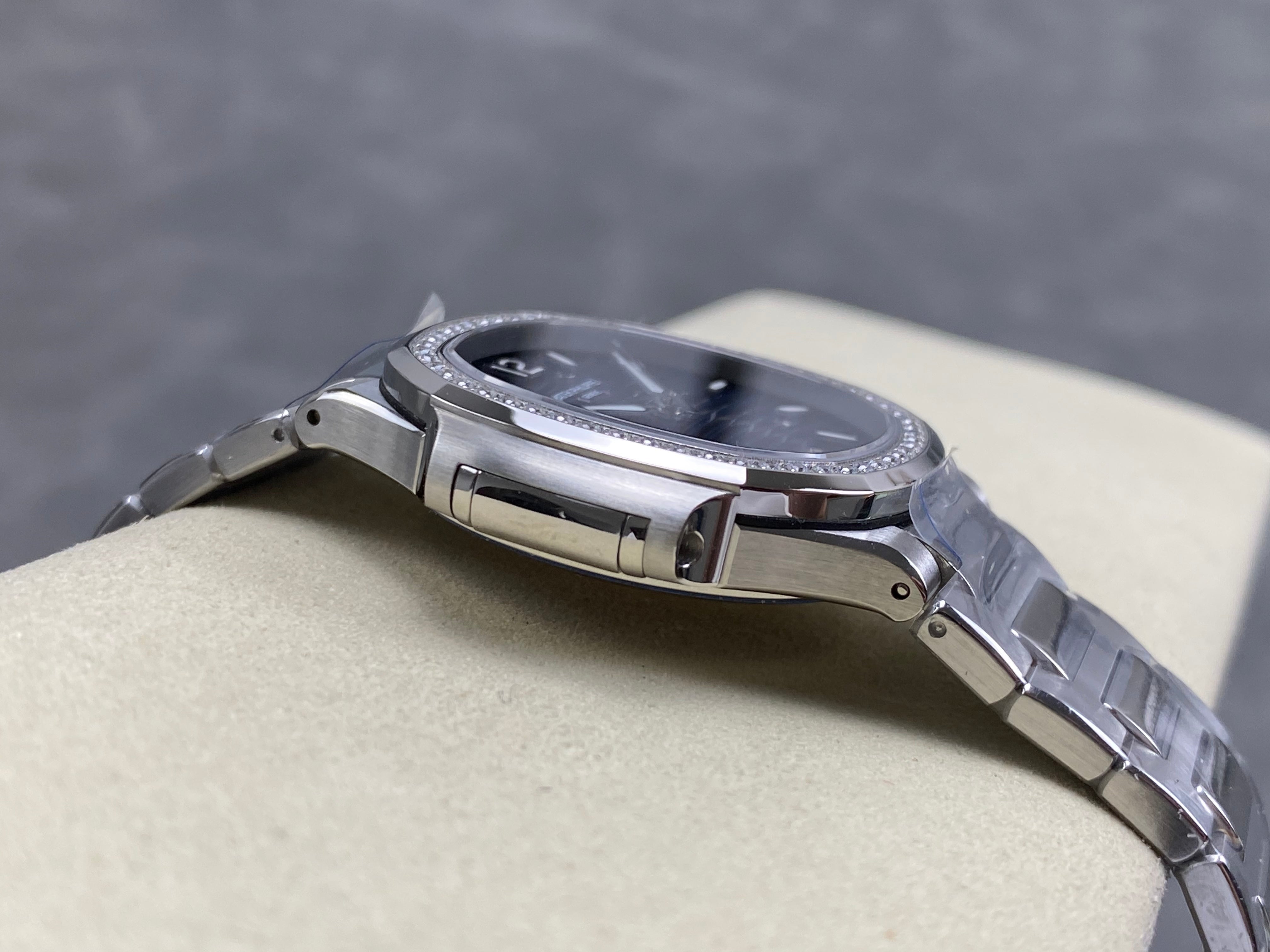 Patek Philippe Nautilus 35mm Blue Dial Sliver Case Diamond Bezel