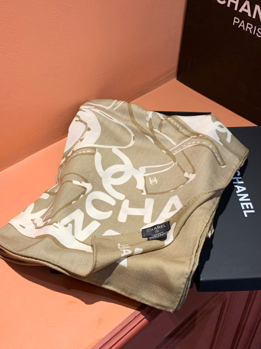 CC 25 Reversible Scarf 135cm Beige White Cashmere 970902