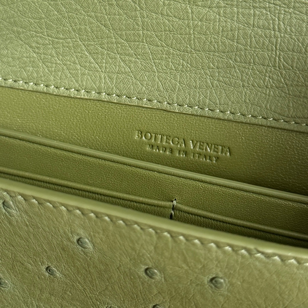 Bottega Veneta 2026 Andiamo Clutch 31cm Green Ostrich Leather 136974
