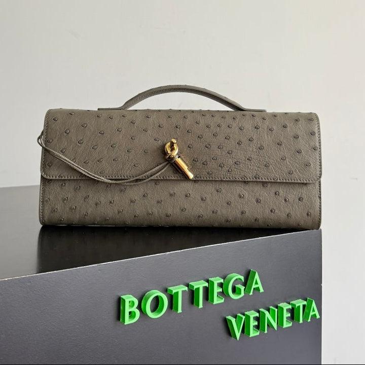 Bottega Veneta 2026 Andiamo Clutch 31cm Etoupe Ostrich Leather 136969