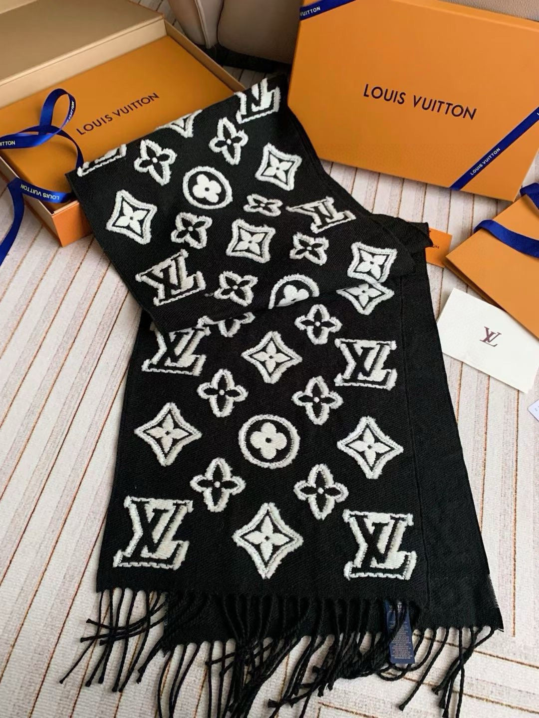 LV 3D Scarf 220cm Black White Cashmere 973417