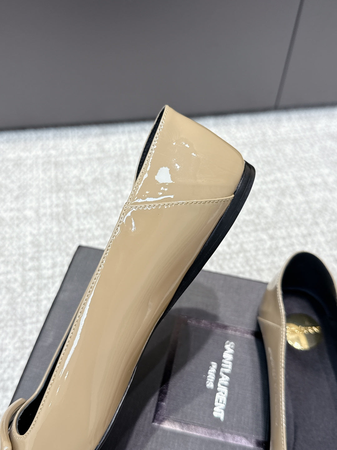 YSL 26ss Square Toe Loafers Beige Patent Leather 662735
