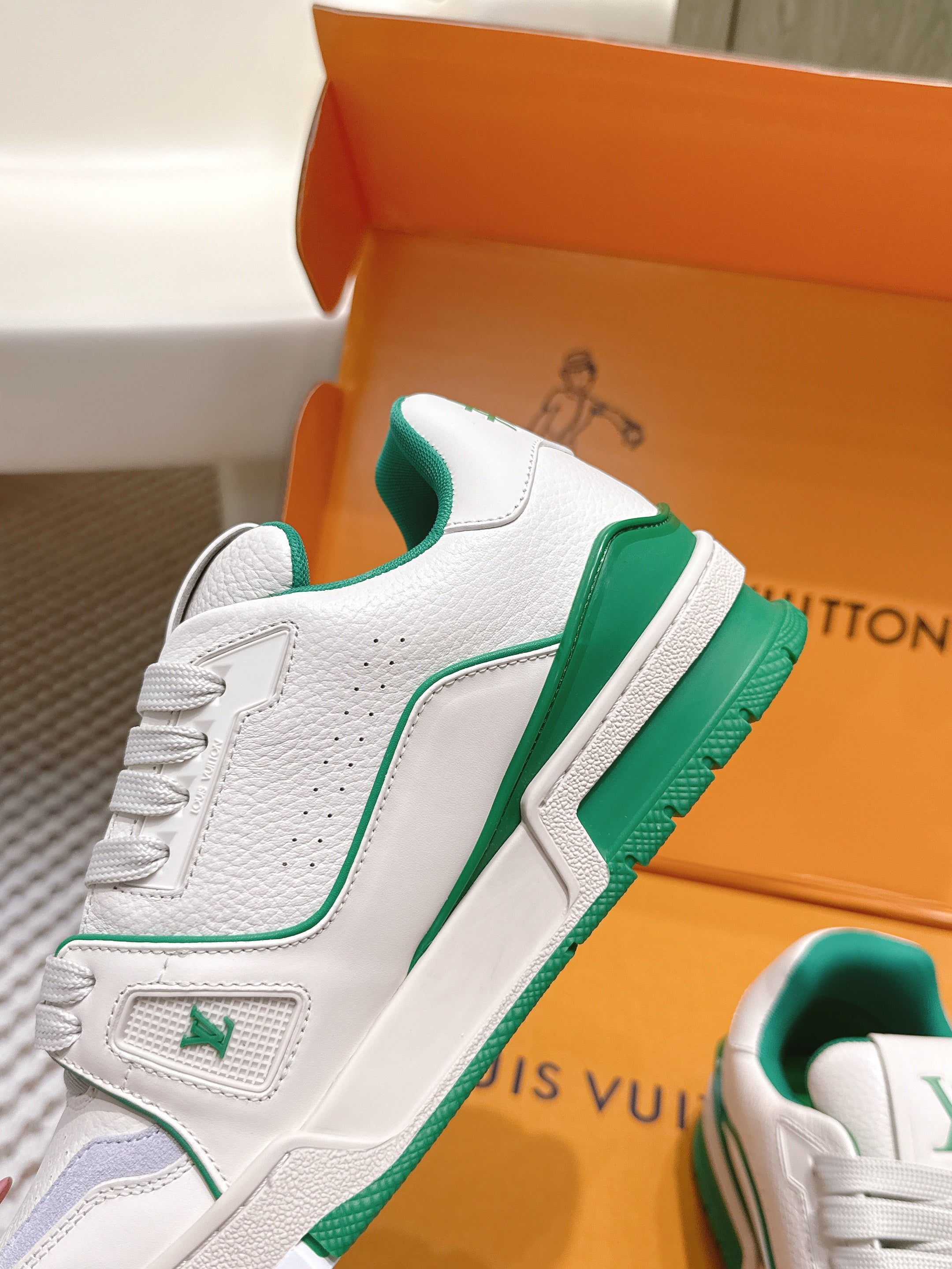 LV 26ss Trainer Sneakers White Green Cowhide 657898