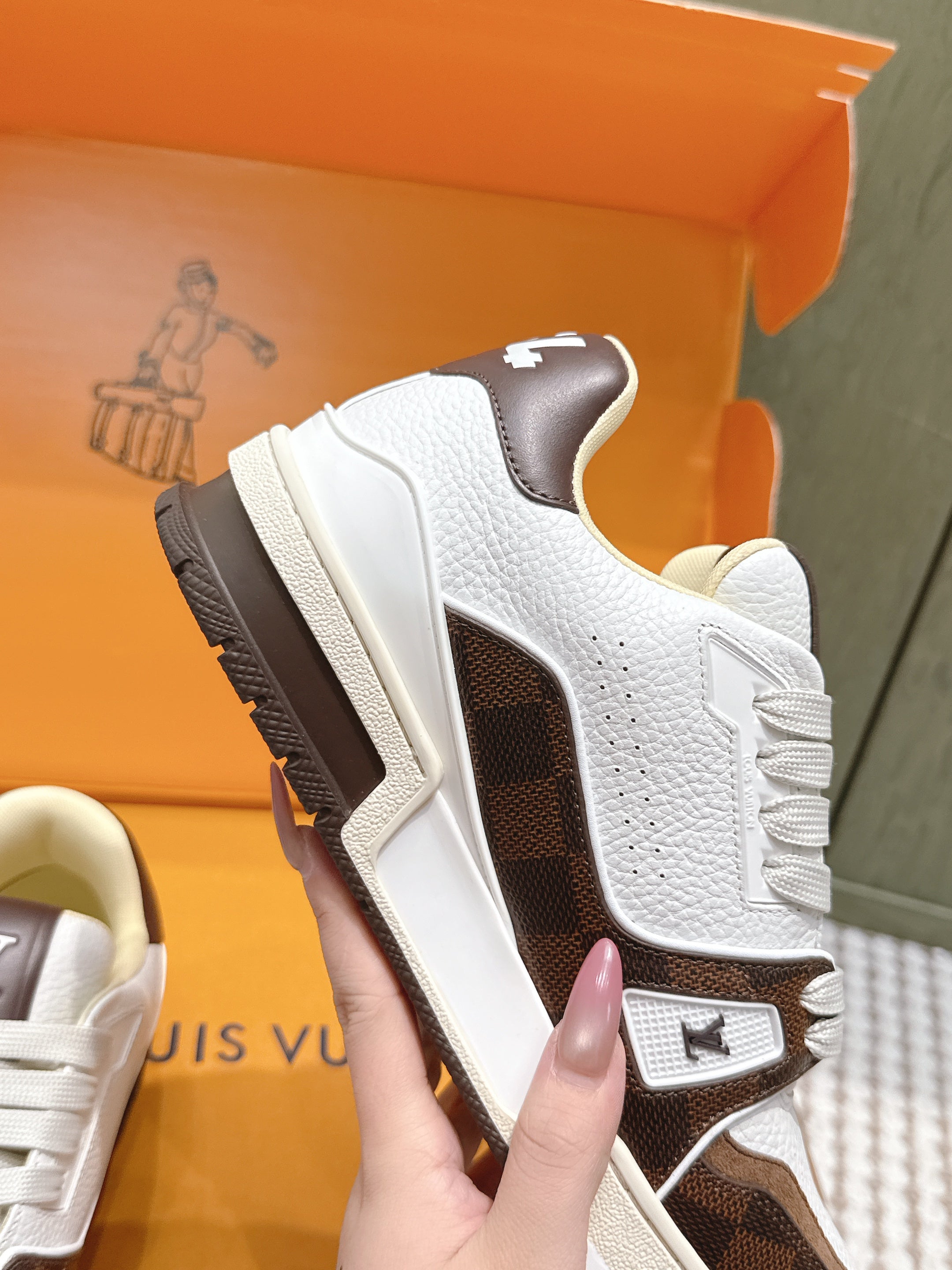 LV 26ss Trainer Sneakers White Brown Suede Cowhide 657901