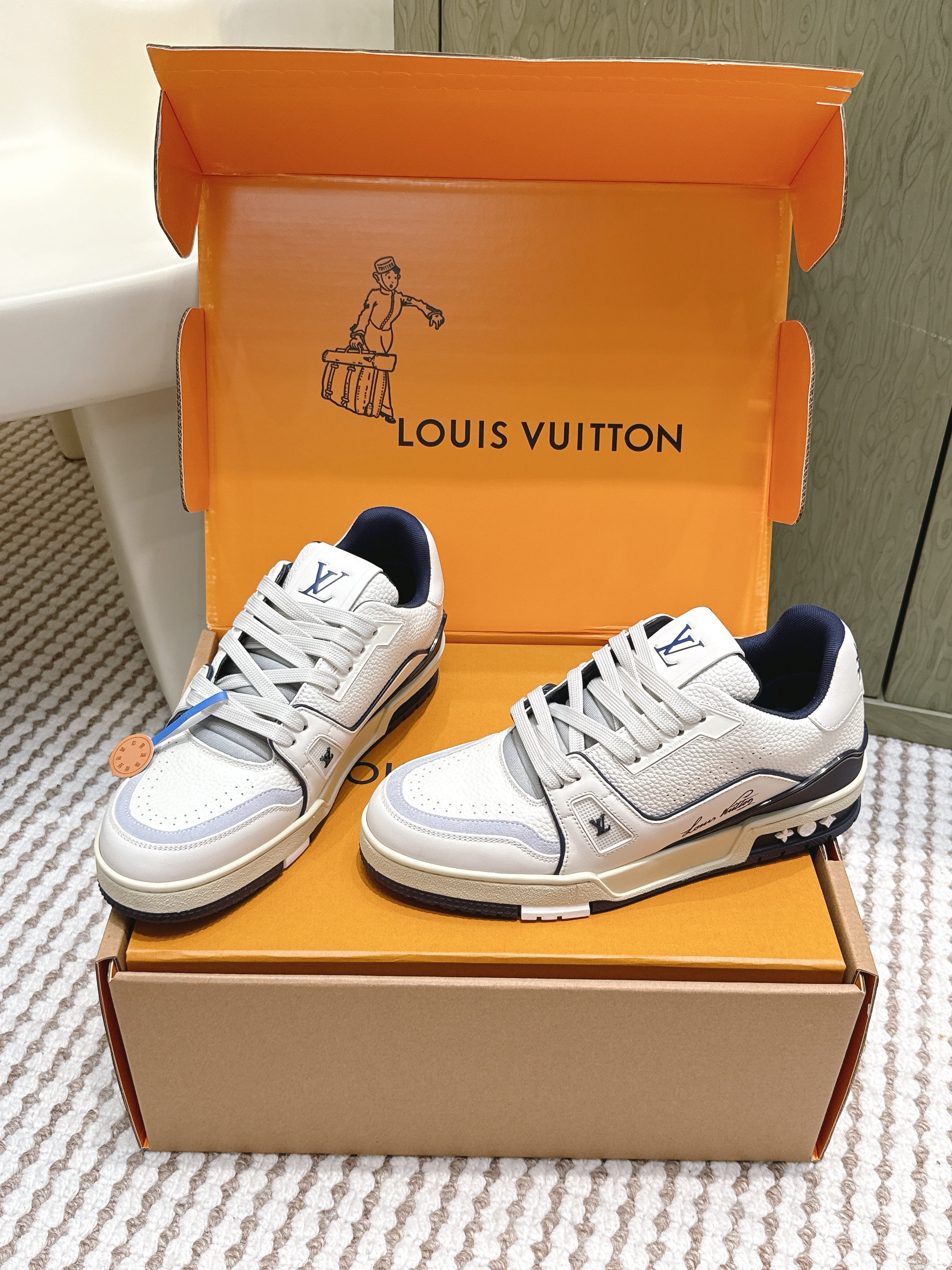 LV 26ss Trainer Sneakers White Navy Blue Cowhide 657902