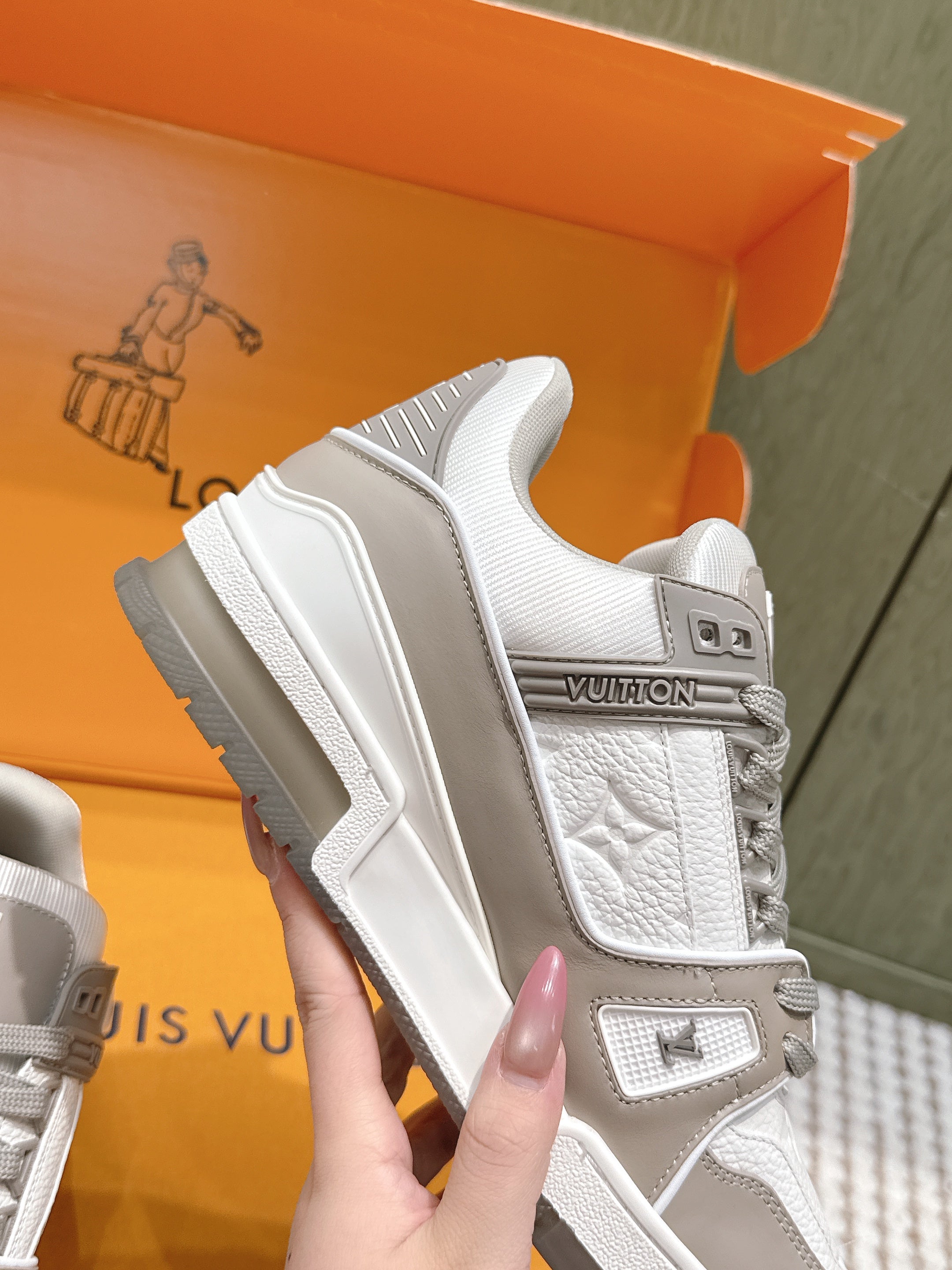 LV 26ss Trainer Sneakers White Gray Cowhide 657907