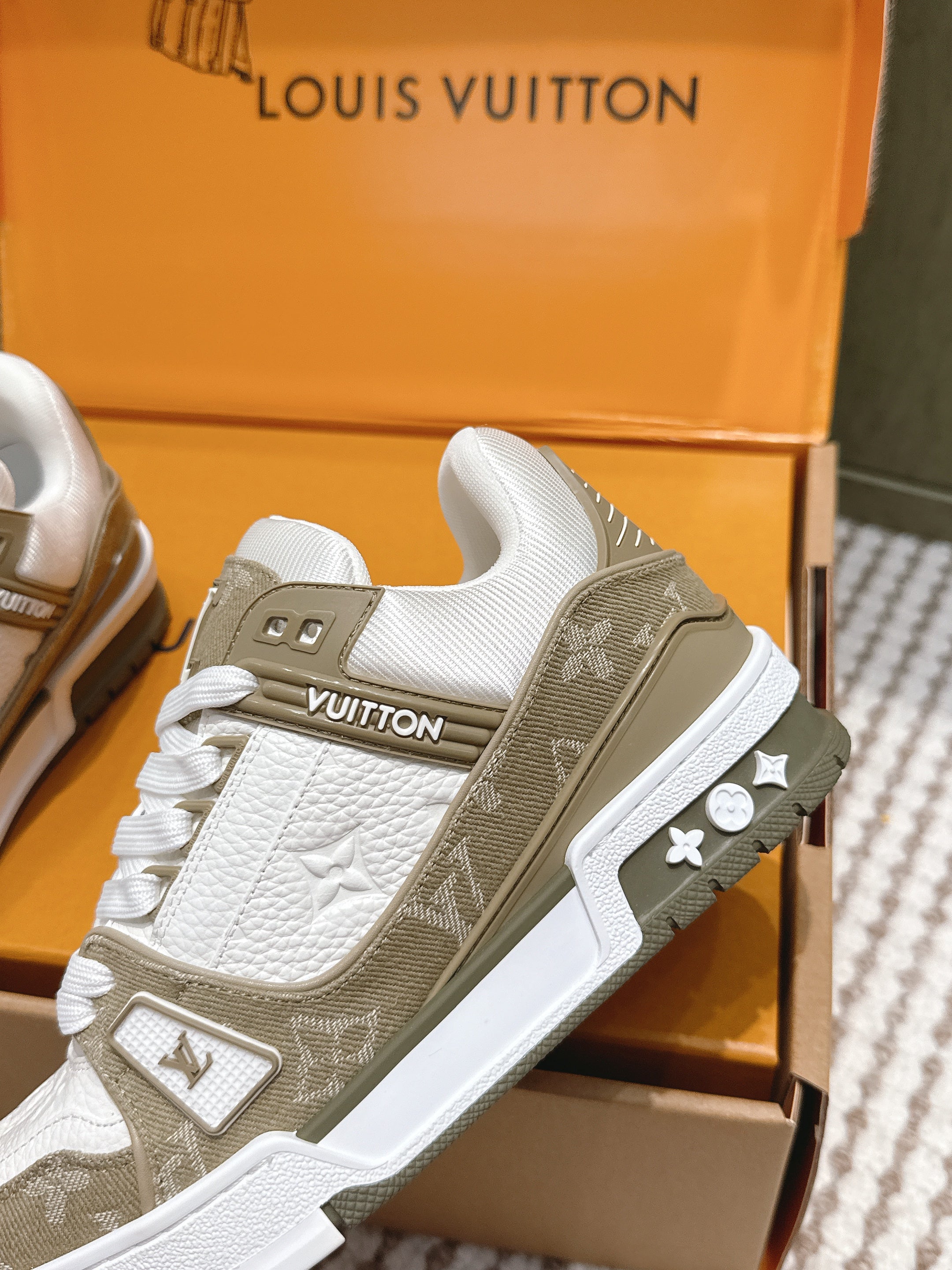 LV 26ss Trainer Sneakers White Taupe Denim Cowhide 657915