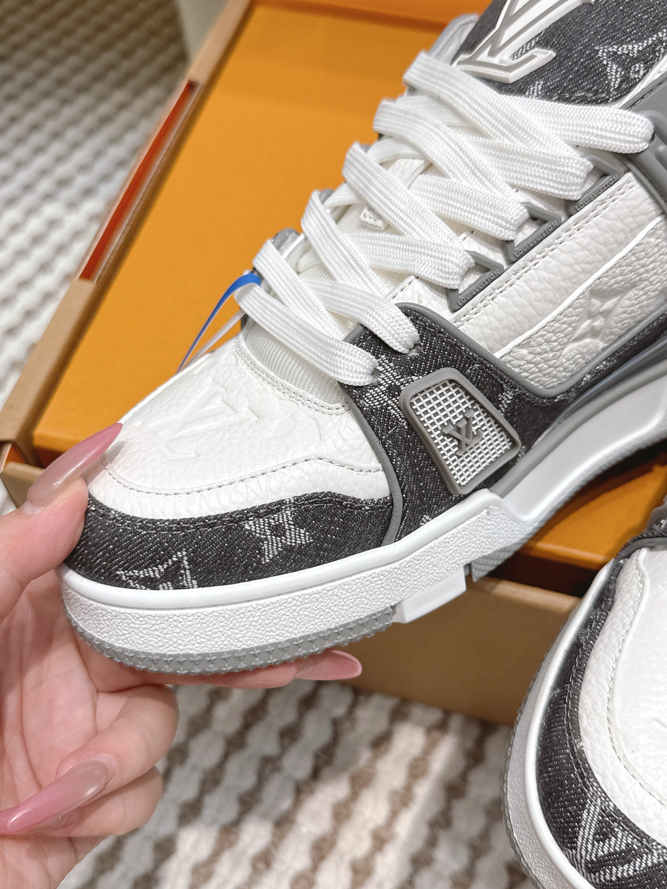 LV 26ss Trainer Sneakers Black Gray White Denim Cowhide 657919