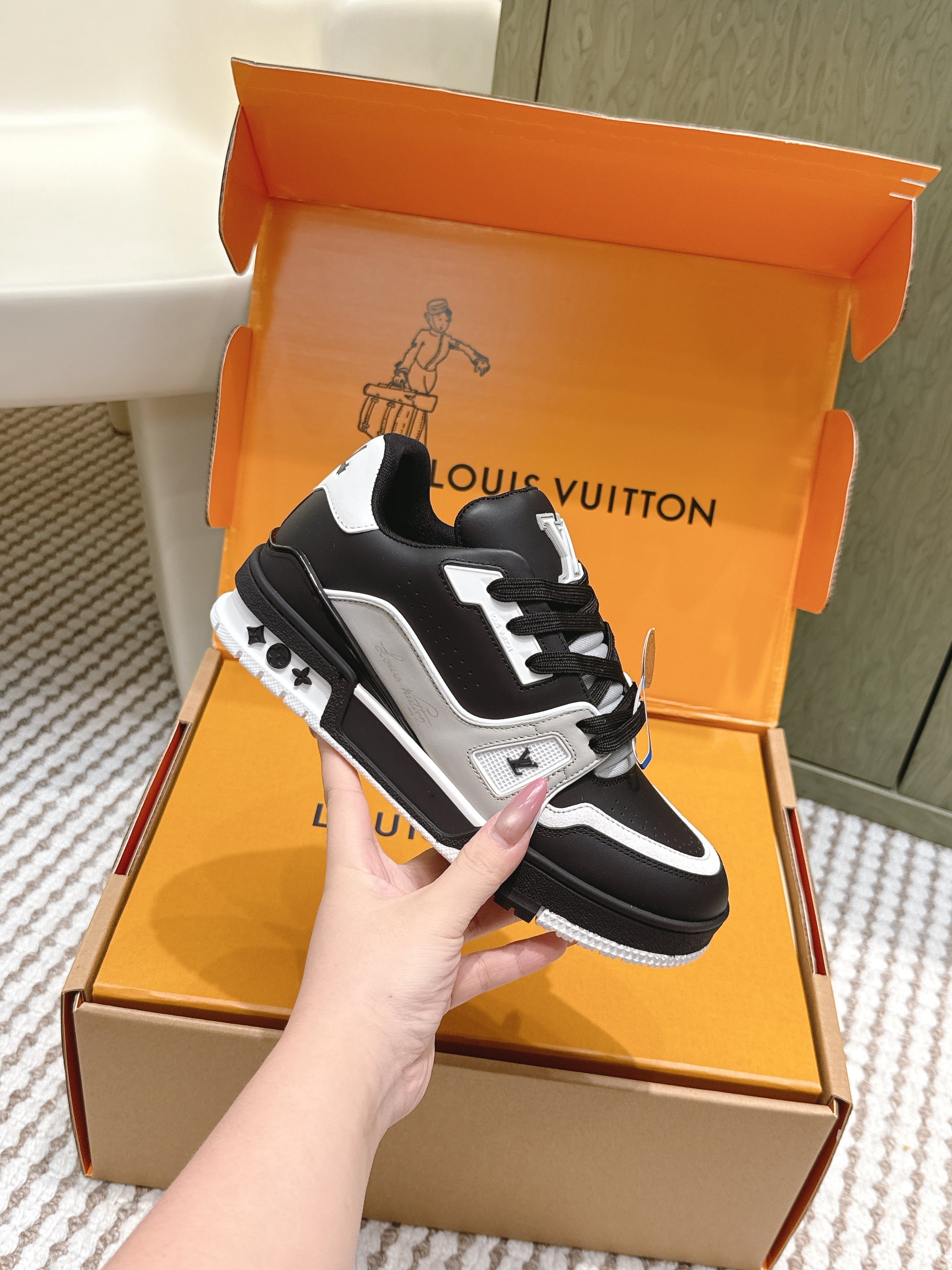 LV 26ss Trainer Sneakers Black White Cowhide 657925