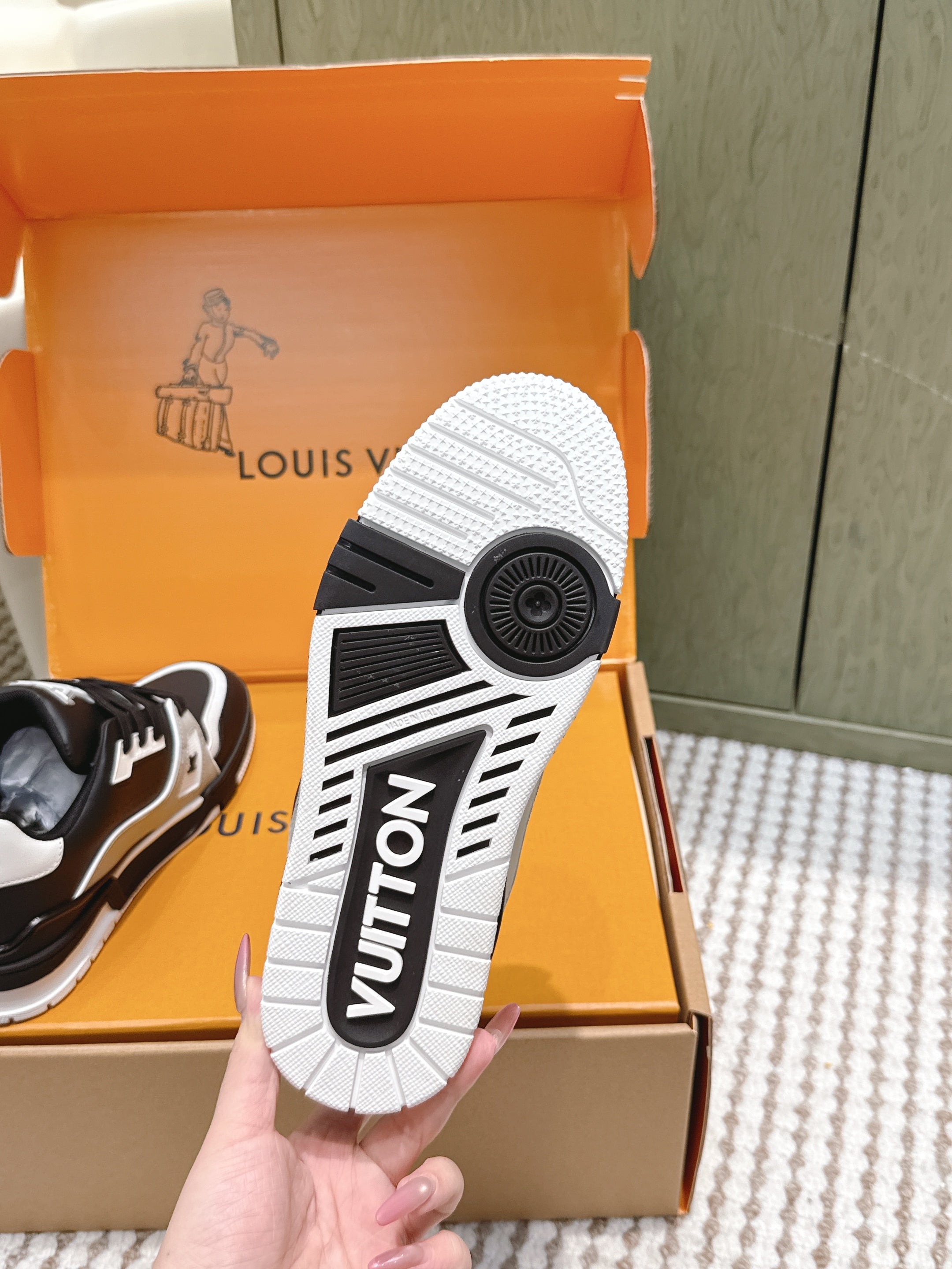 LV 26ss Trainer Sneakers Black White Cowhide 657925