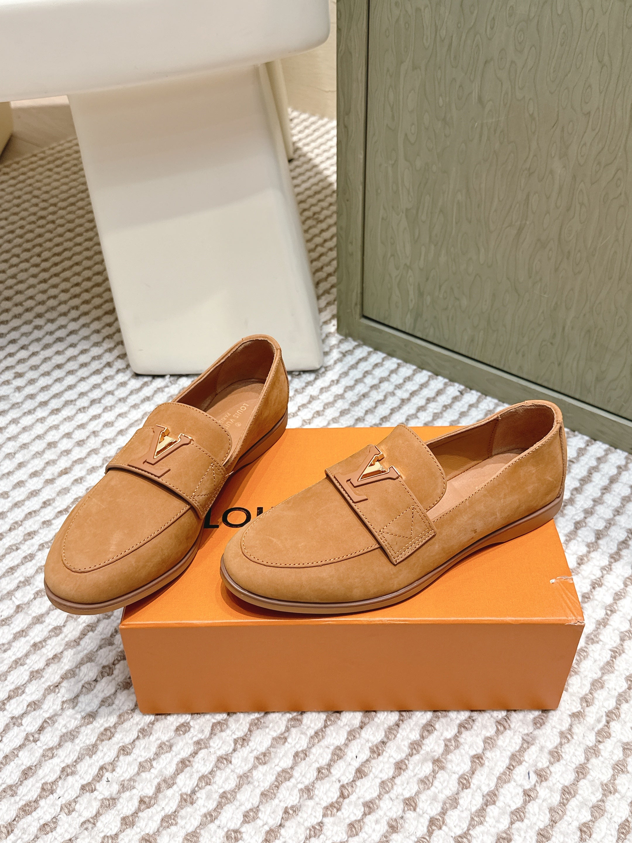 LV 26ss Loafers Camel Brown Suede 657814