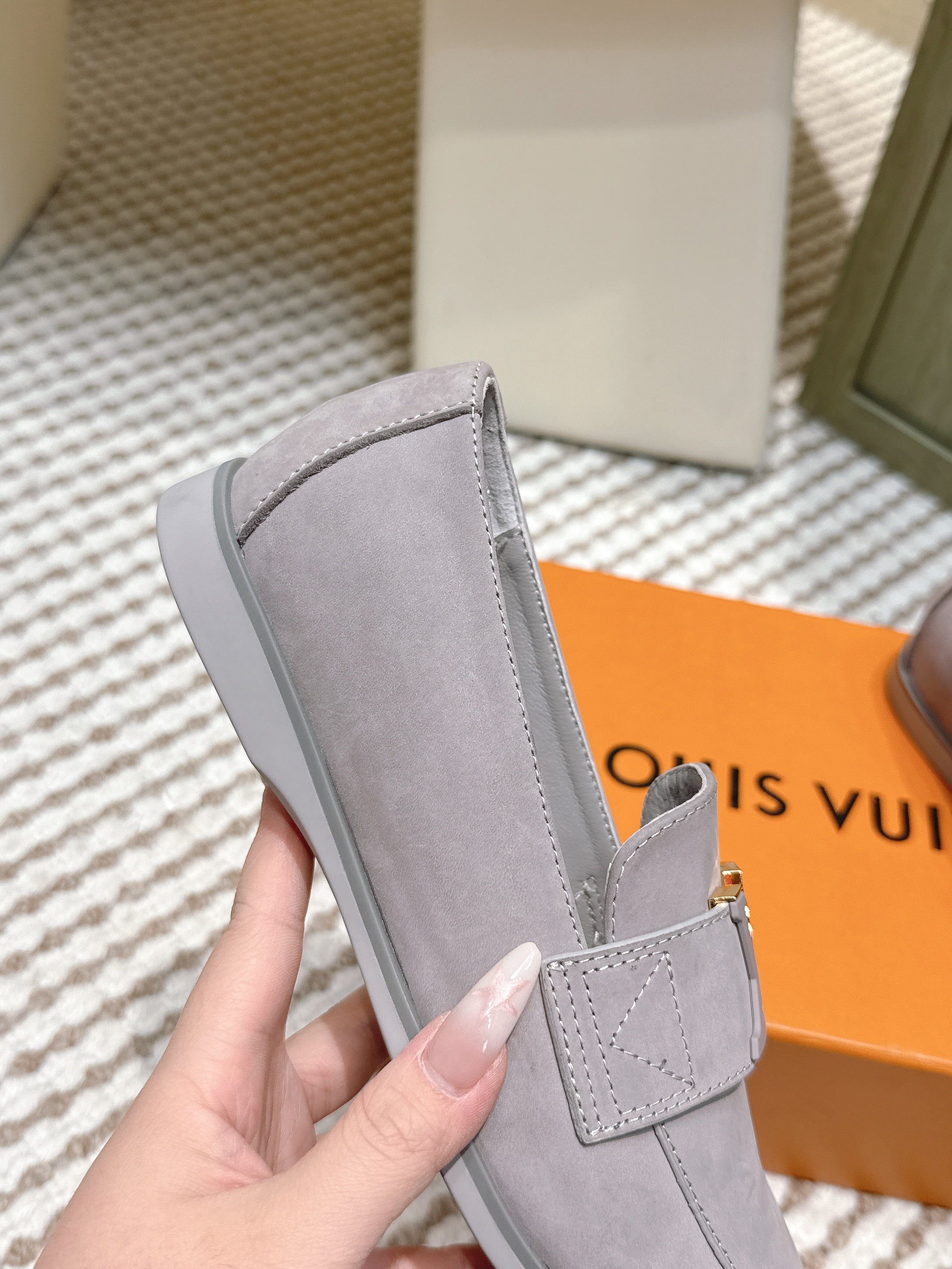 LV 26ss Loafers Gray Suede 657815