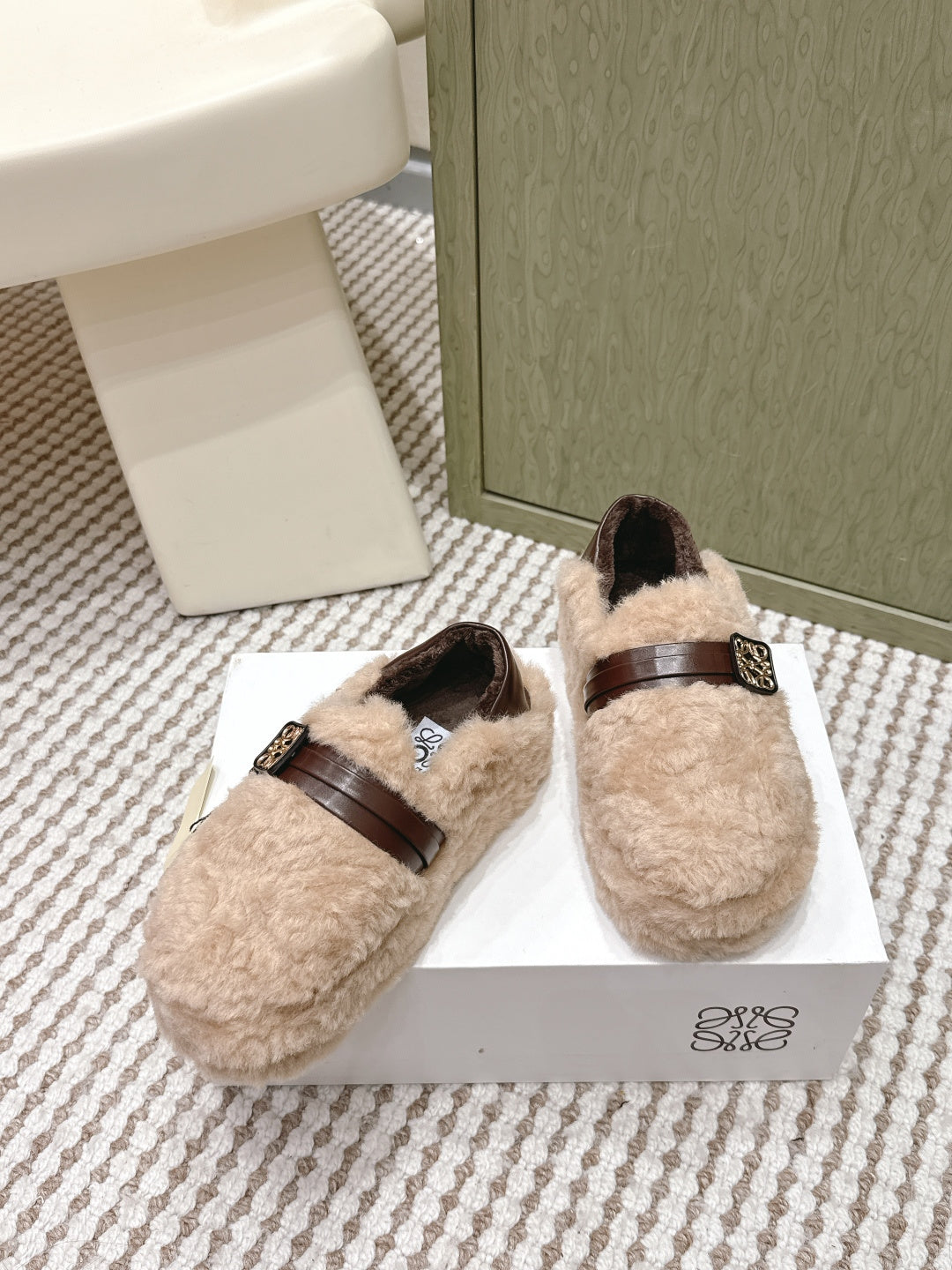 Loewe 2025 Slipper With A Buckle Strap Beige Fur Leather 556053