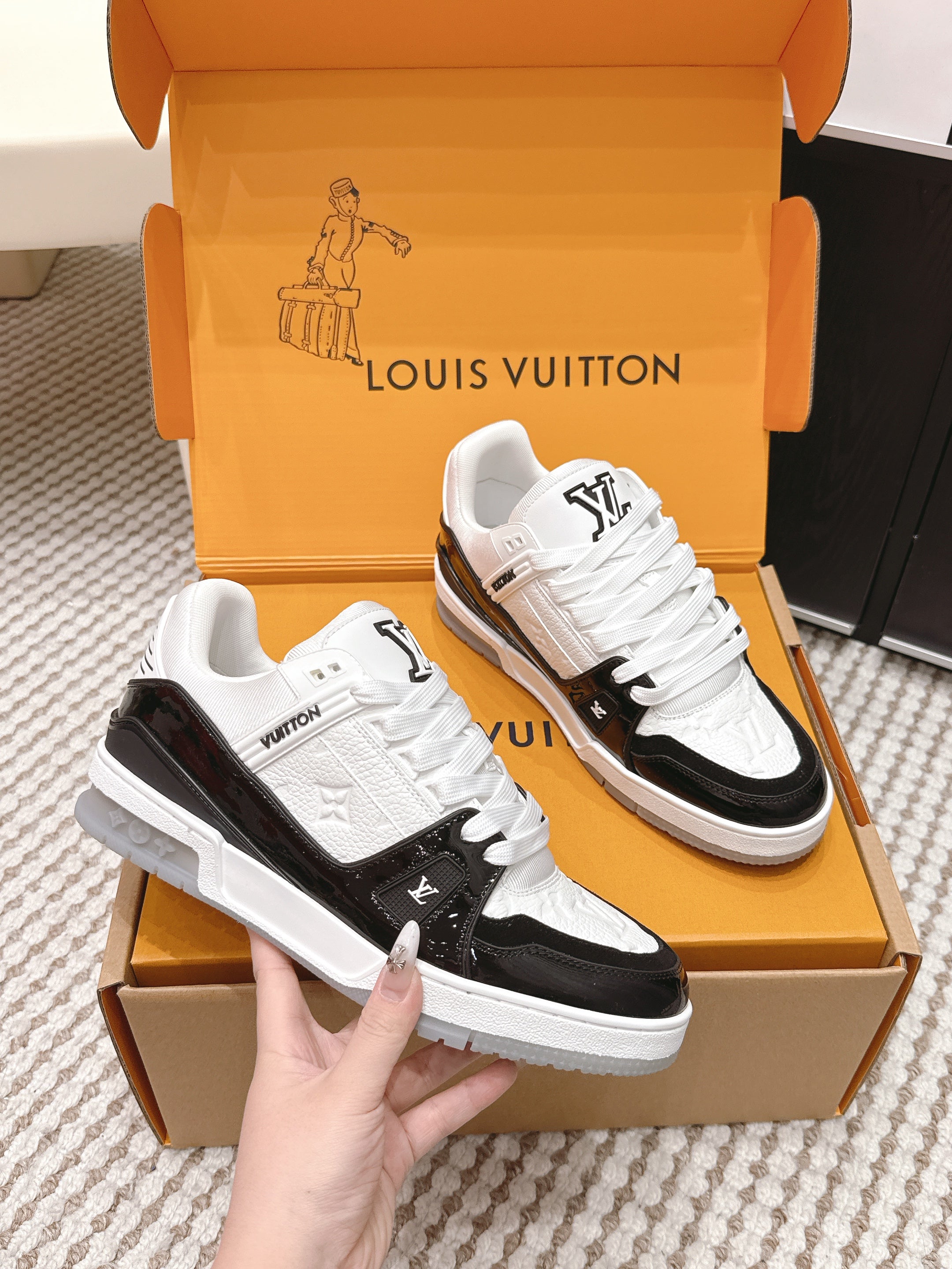 LV 26ss Trainer Sneakers White Black Patent Leather Cowhide 657929