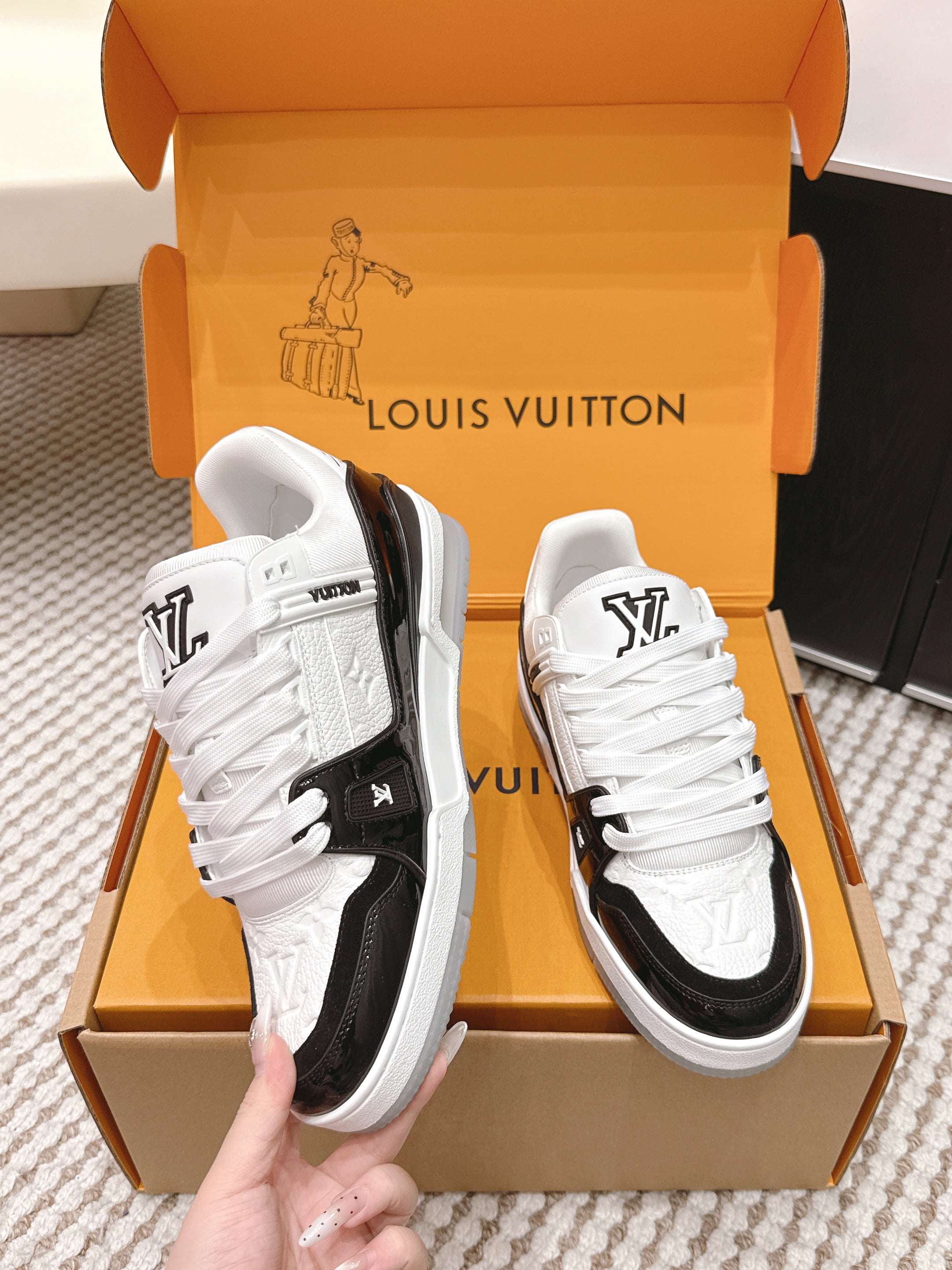 LV 26ss Trainer Sneakers White Black Patent Leather Cowhide 657929