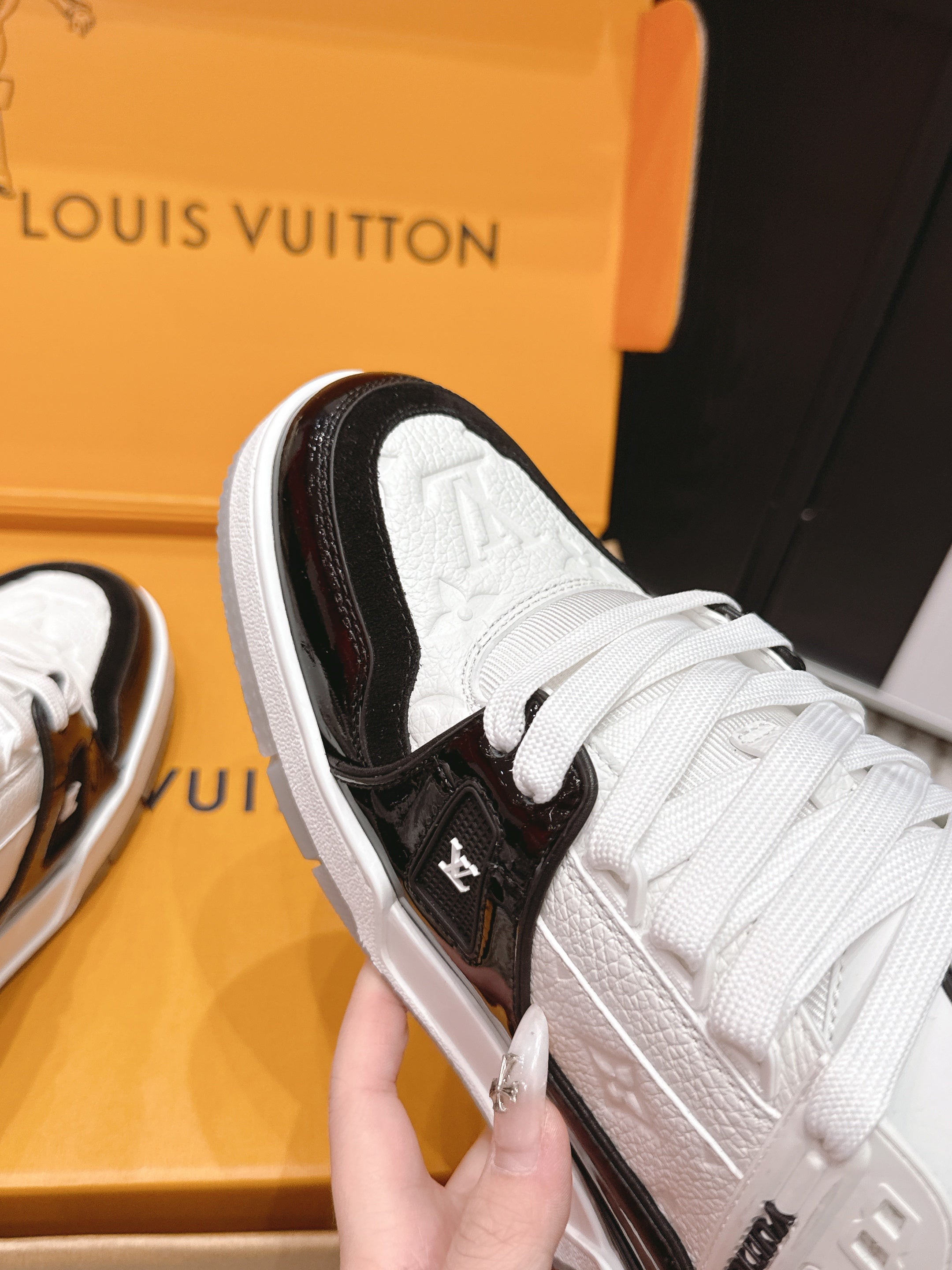 LV 26ss Trainer Sneakers White Black Patent Leather Cowhide 657929