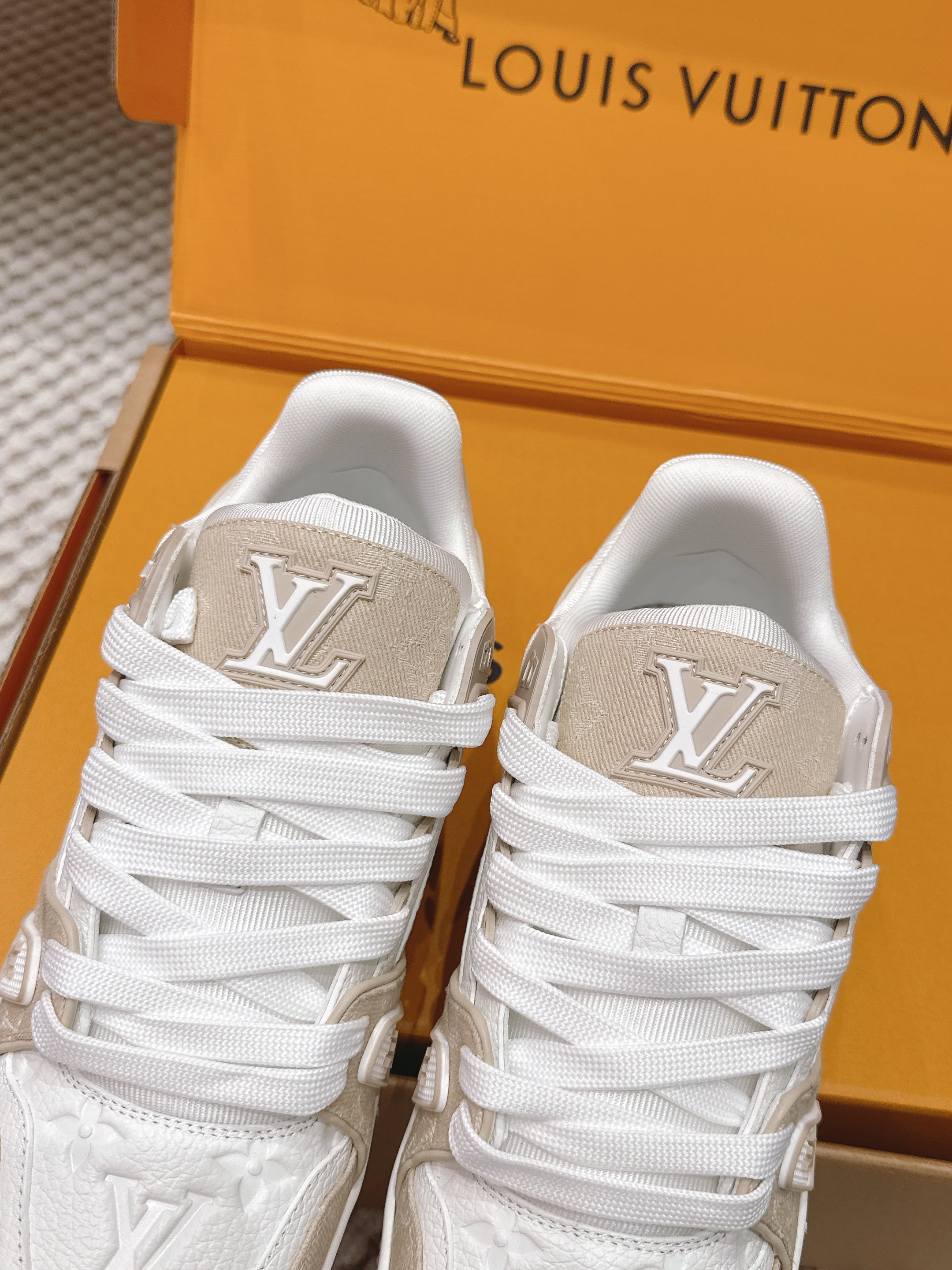 LV 26ss Trainer Sneakers White Beige Suede Cowhide 657930