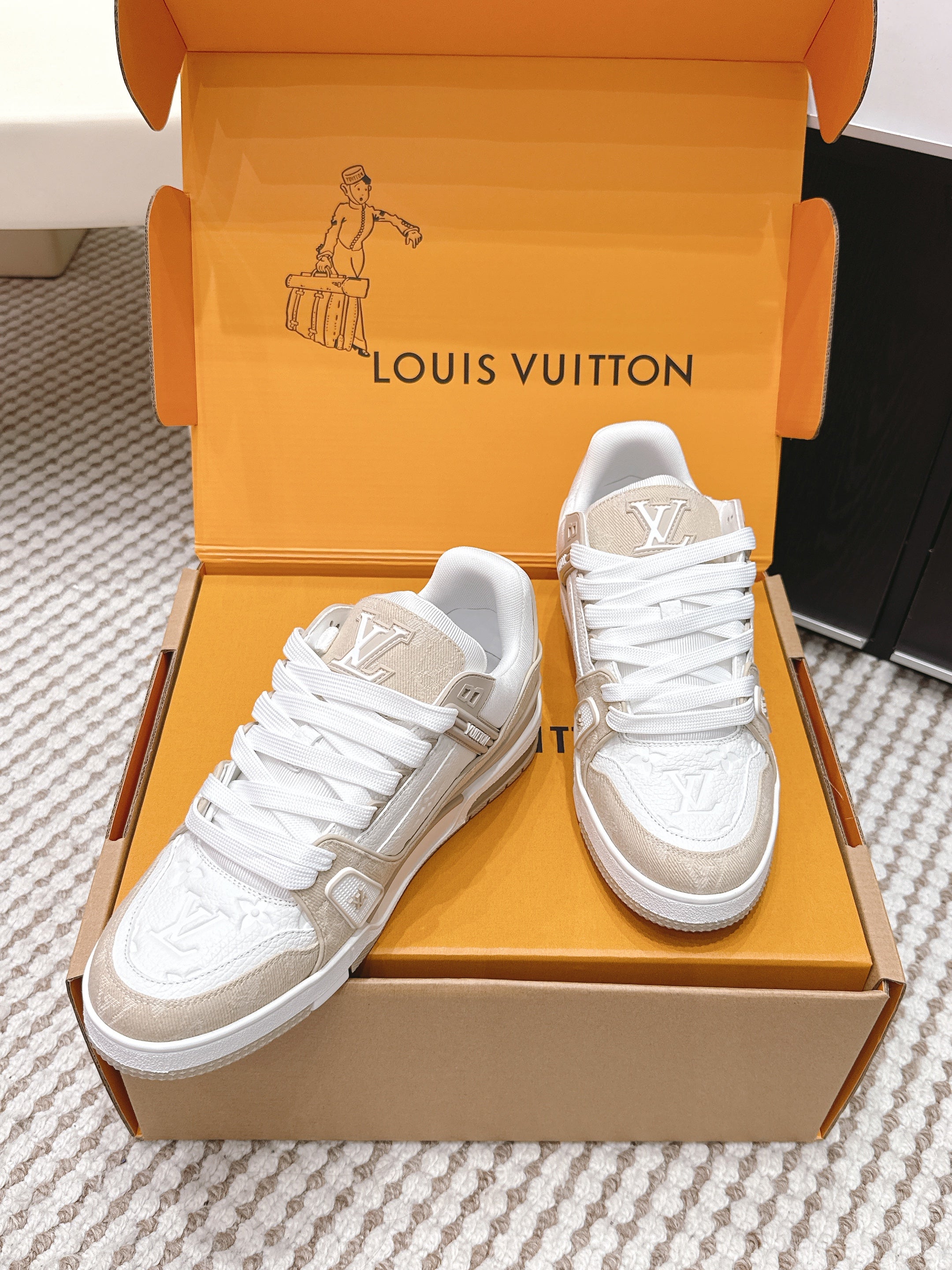 LV 26ss Trainer Sneakers White Beige Suede Cowhide 657930
