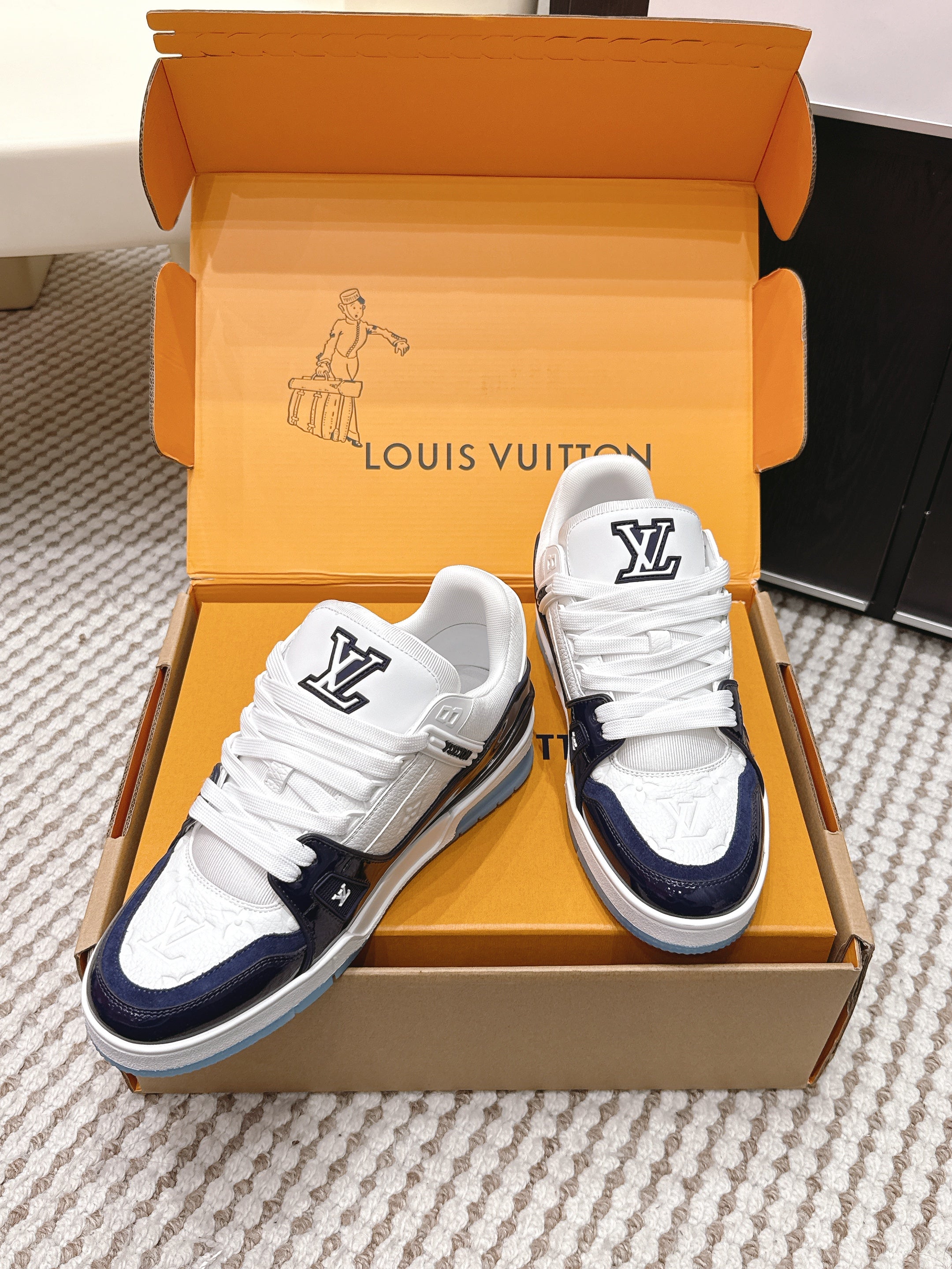 LV 26ss Trainer Sneakers White Navy Blue Cowhide 657937