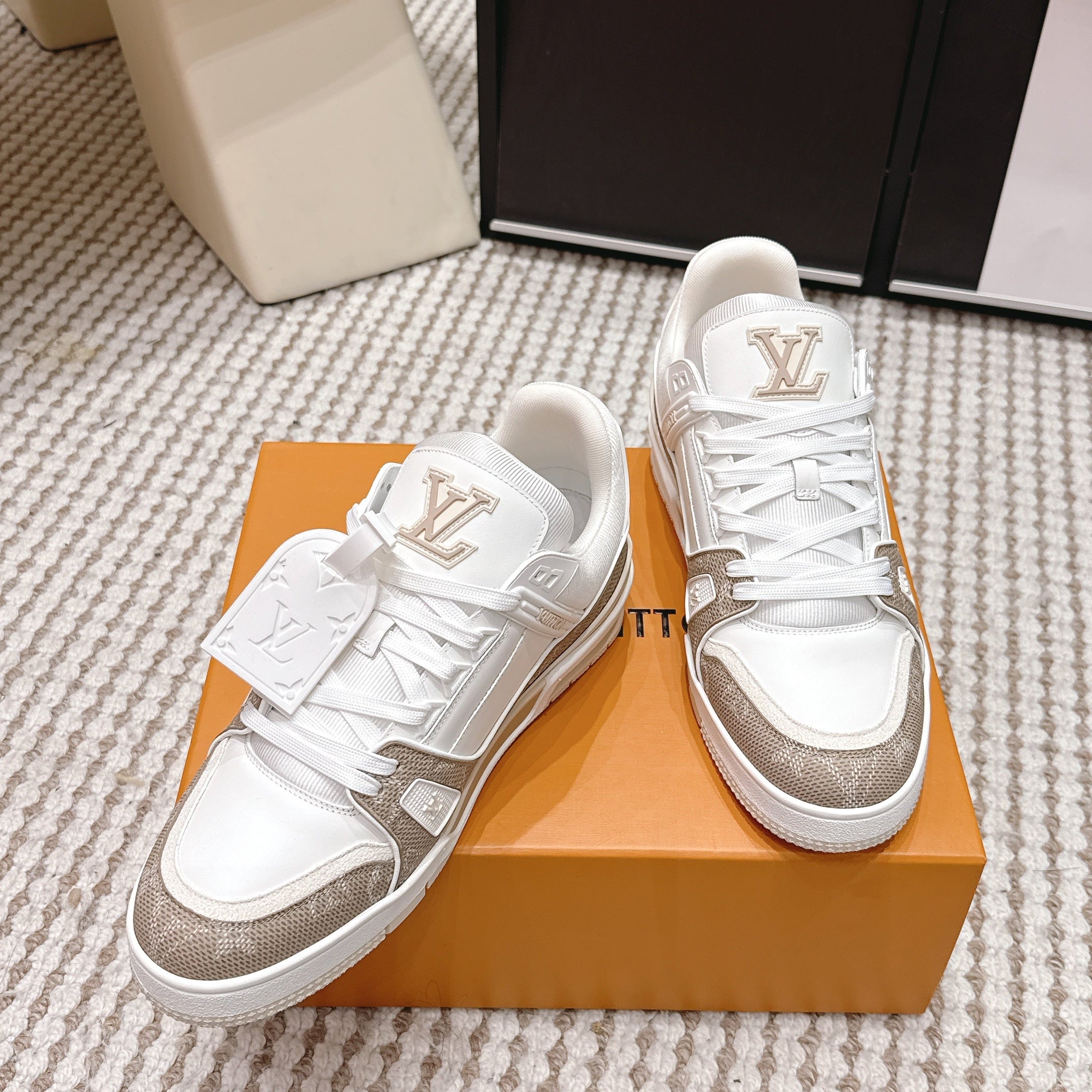 LV 26ss Trainer Sneakers White Beige Cowhide 632426