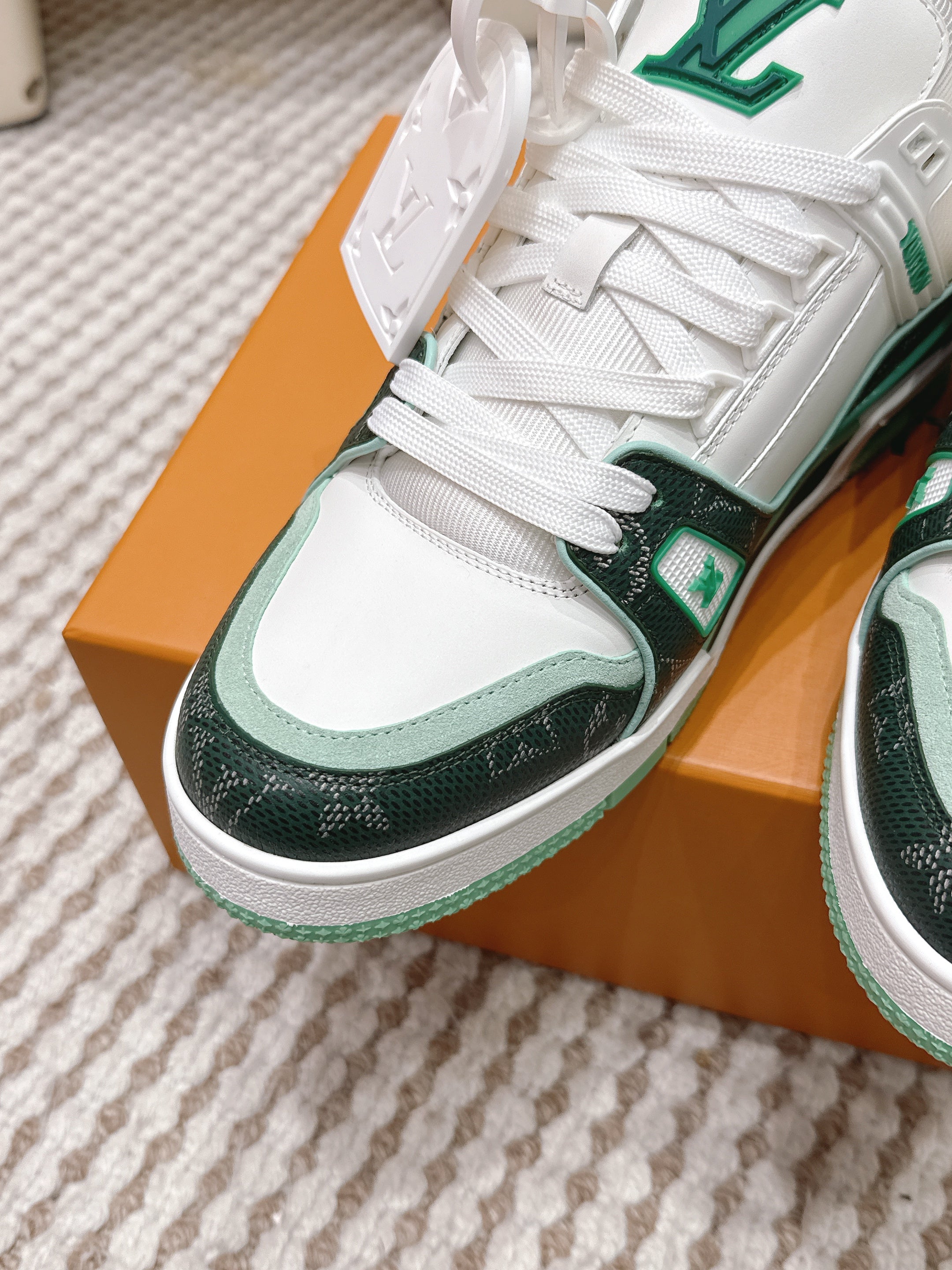 LV 26ss Trainer Sneakers White Dark Green Cowhide 632427