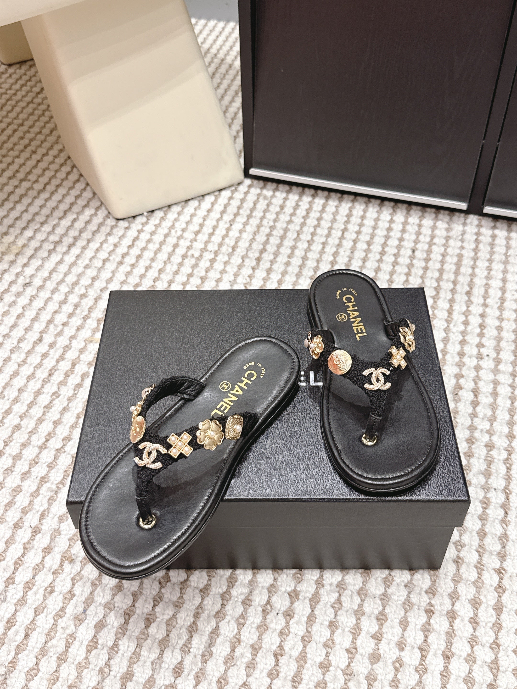 CC 26s Thong Sandals Black Sheepskin Gold Charm 632369