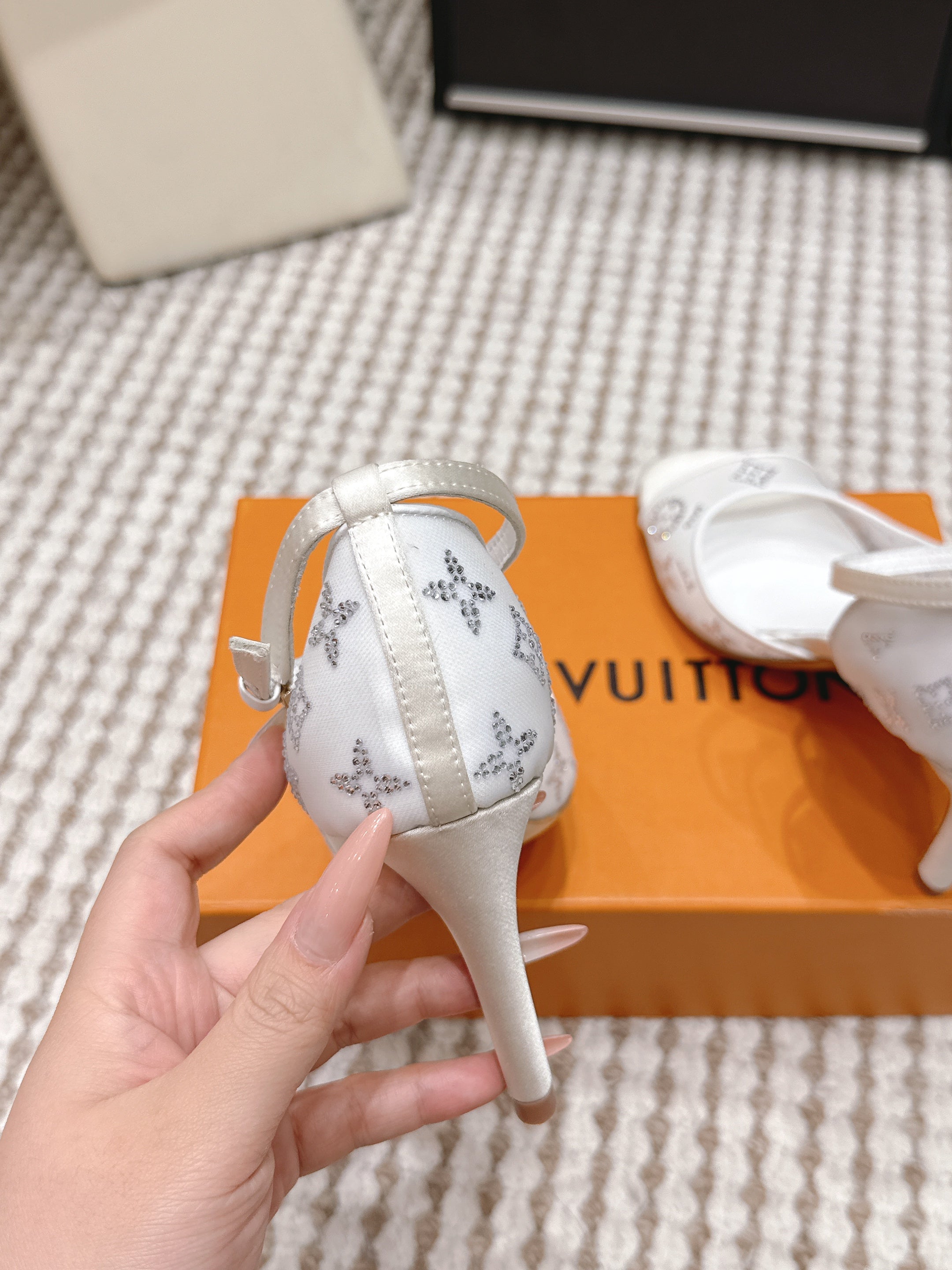 LV 26ss Peep-Toe Sandals 85 White Mesh 663223