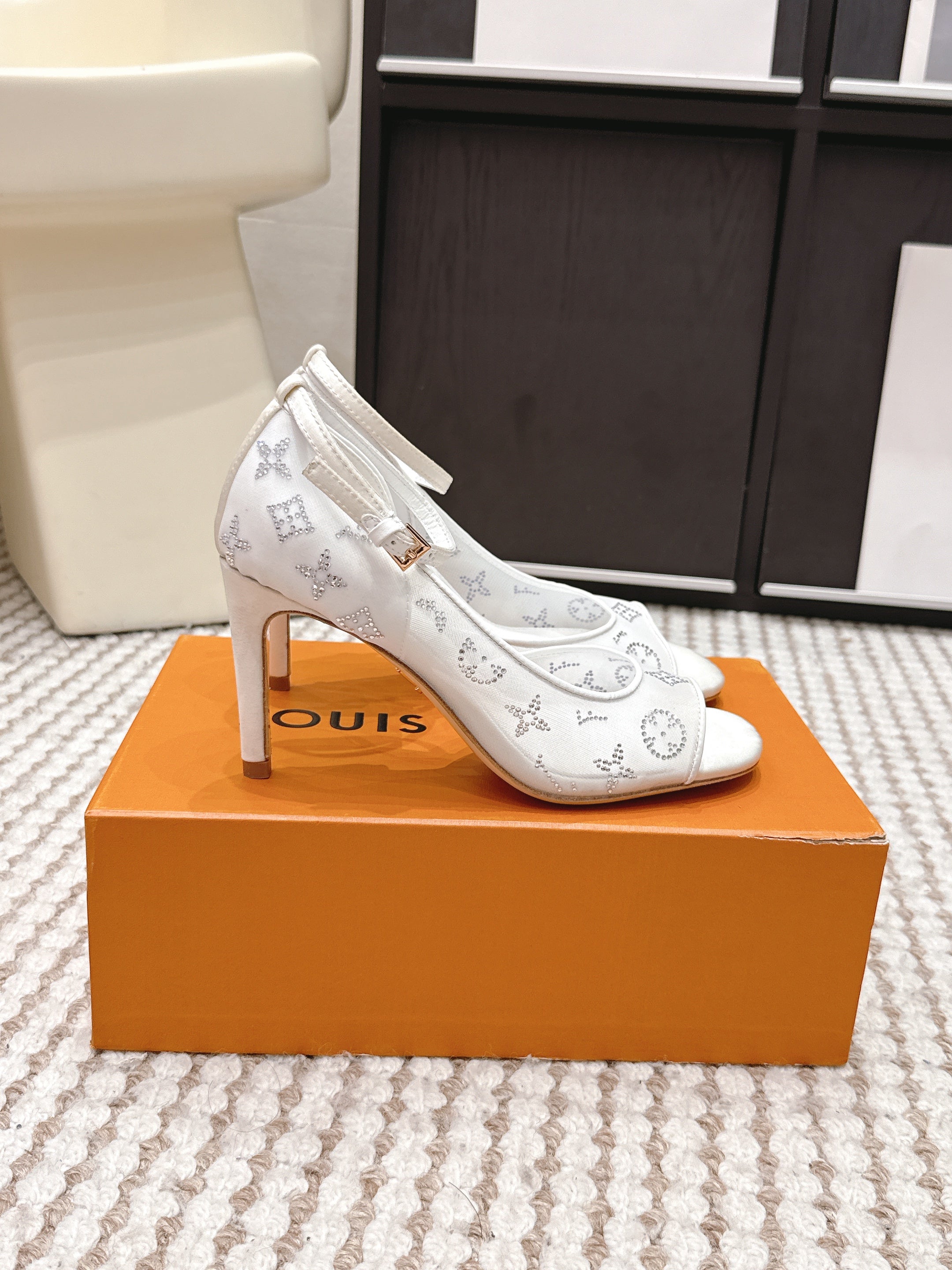 LV 26ss Peep-Toe Sandals 85 White Mesh 663223