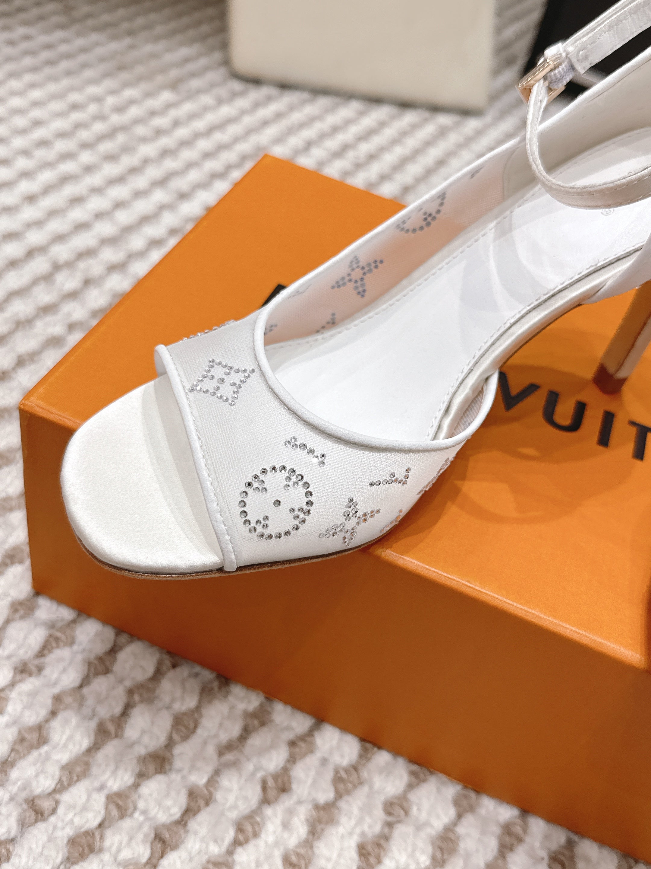 LV 26ss Peep-Toe Sandals 85 White Mesh 663223