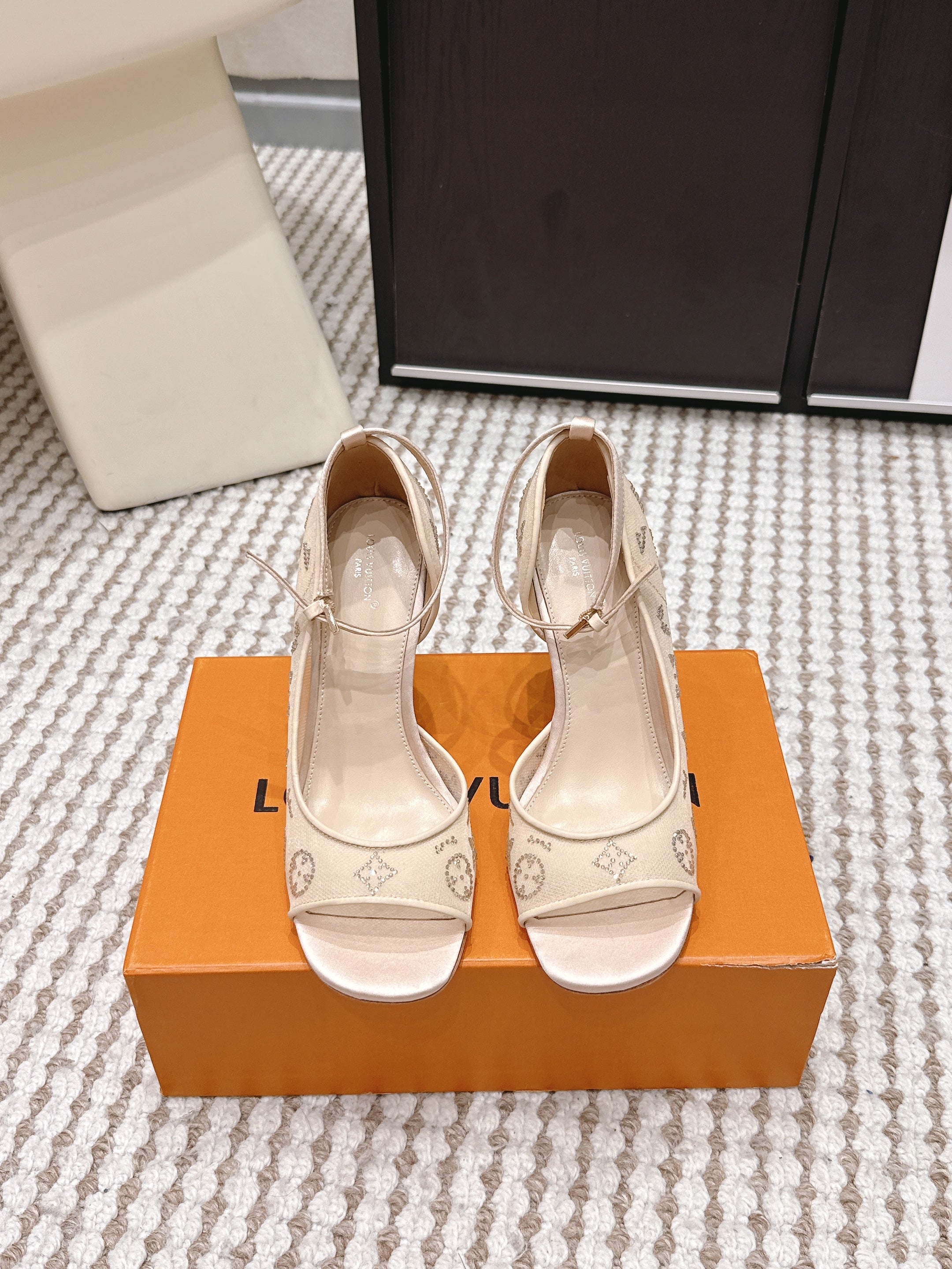 LV 26ss Peep-Toe Sandals 85 Beige Mesh 663224