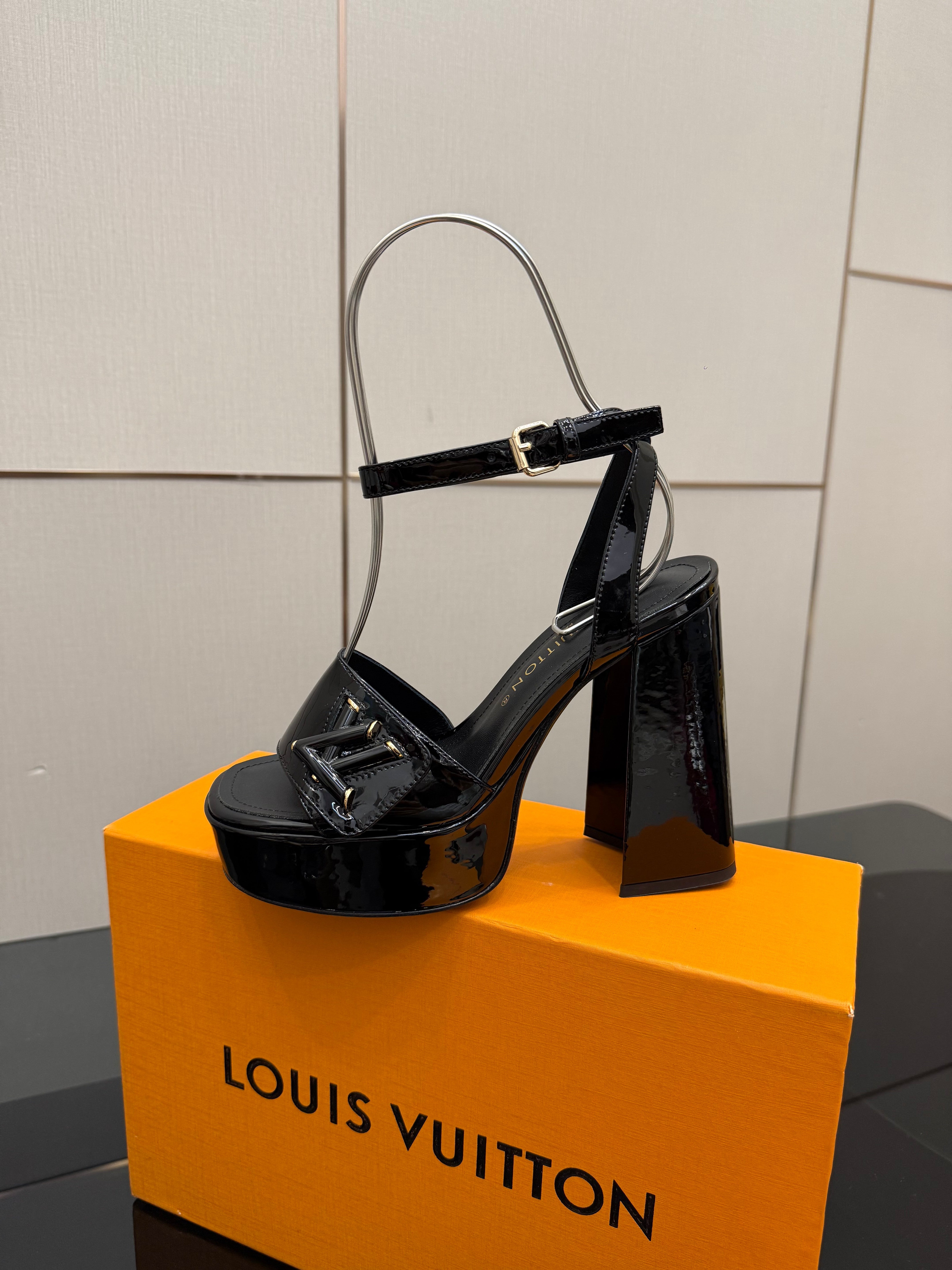 LV 26ss Platform Sandals 110 Black Patent Leather 629616