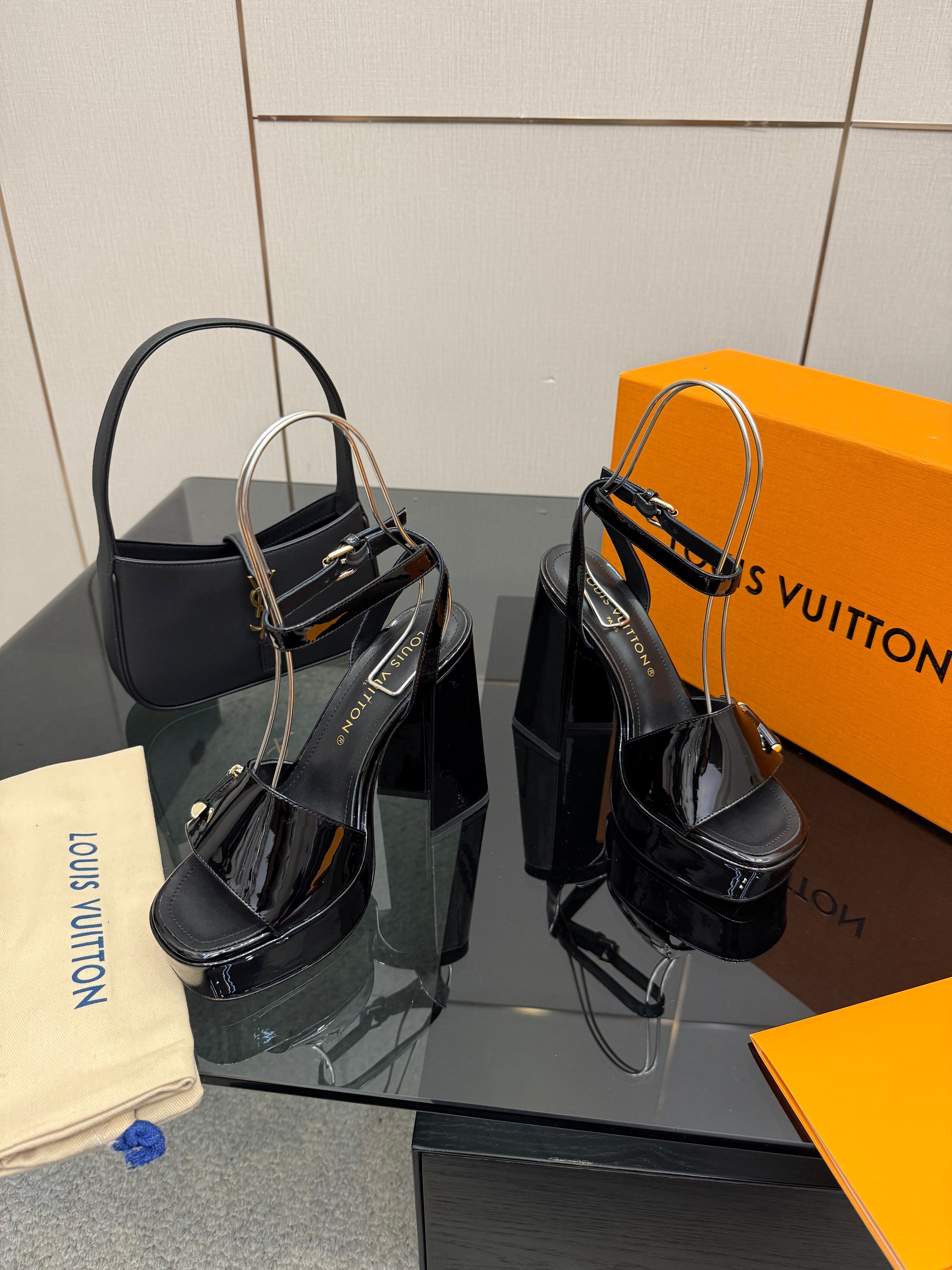 LV 26ss Platform Sandals 110 Black Patent Leather 629616