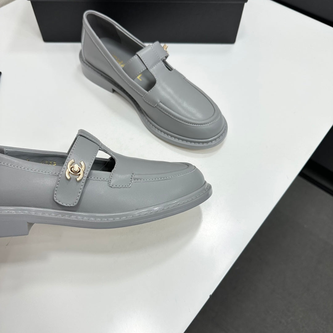 Chanel 2026 CC Turnlock Loafers Cowhide 944554