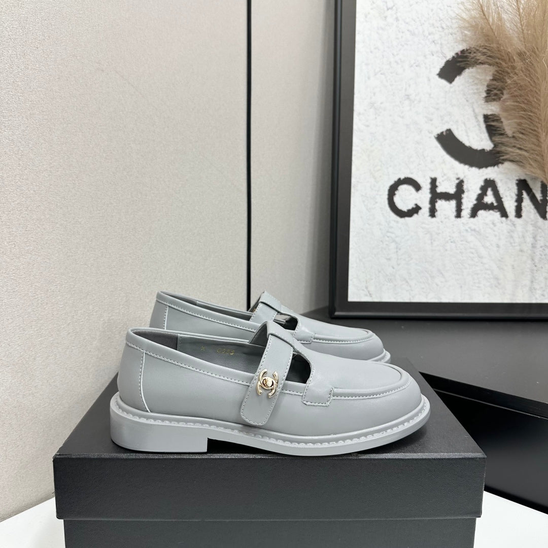 Chanel 2026 CC Turnlock Loafers Cowhide 944554