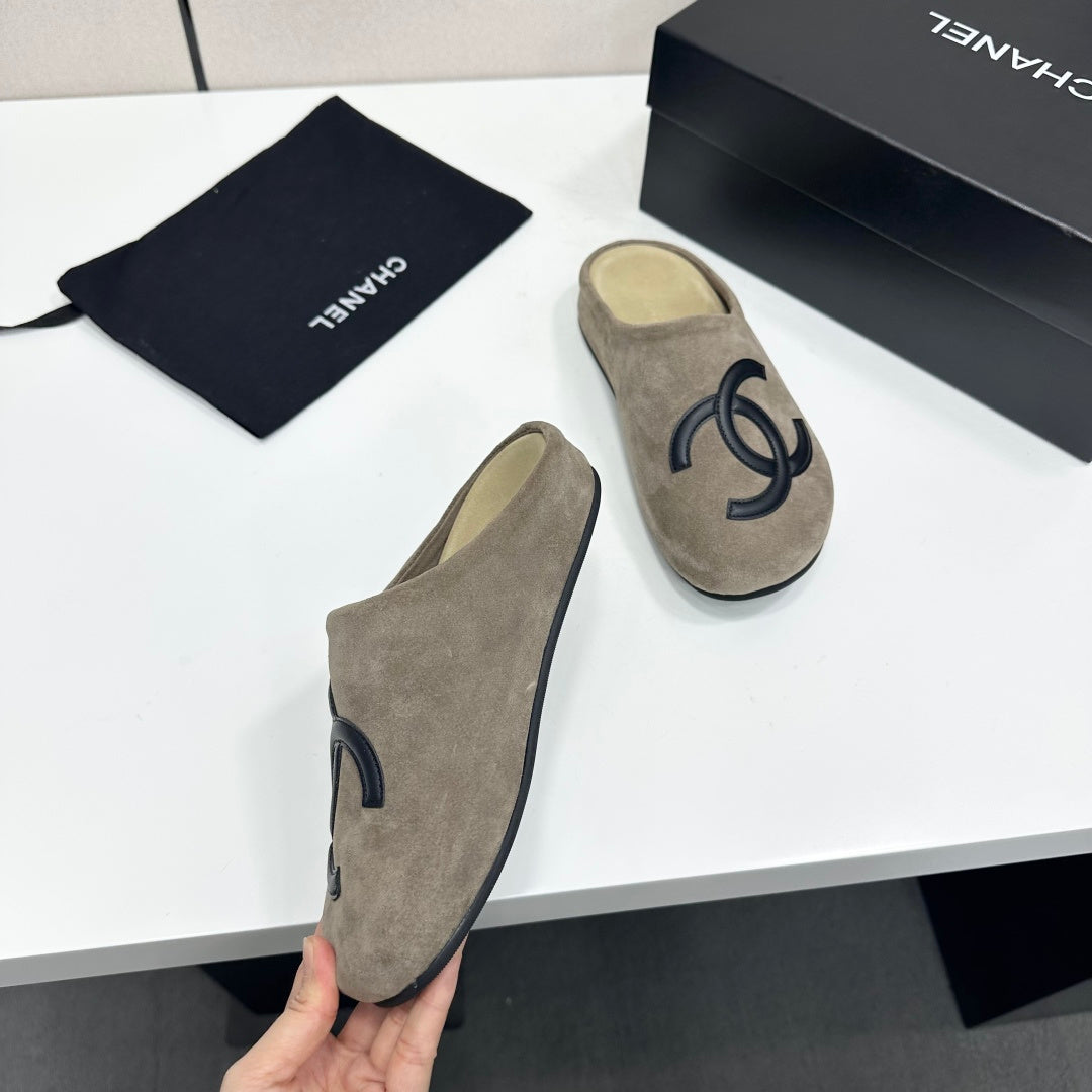 Chanel 2026 CC Logo Mule Suede 985651