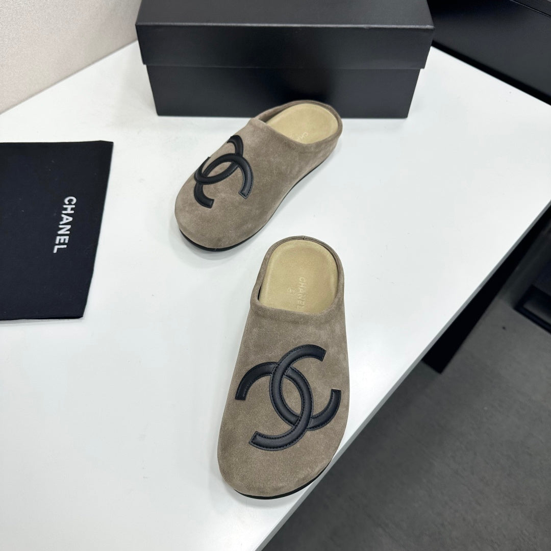 Chanel 2026 CC Logo Mule Suede 985651