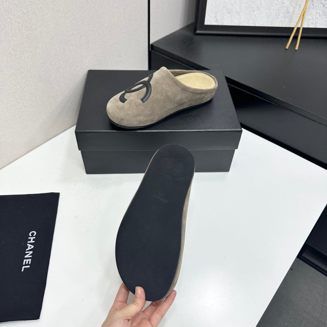 Chanel 2026 CC Logo Mule Suede 985651