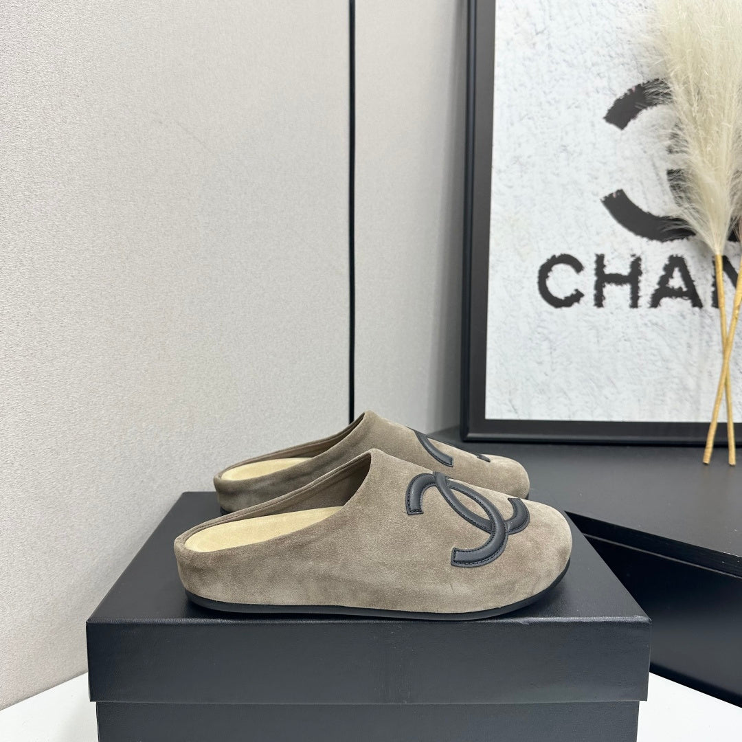 Chanel 2026 CC Logo Mule Suede 985651