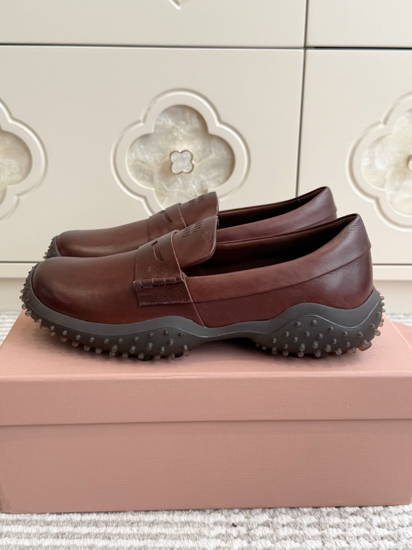Miumiu 2026 Retro Distressed Loafers Cowhide 955676