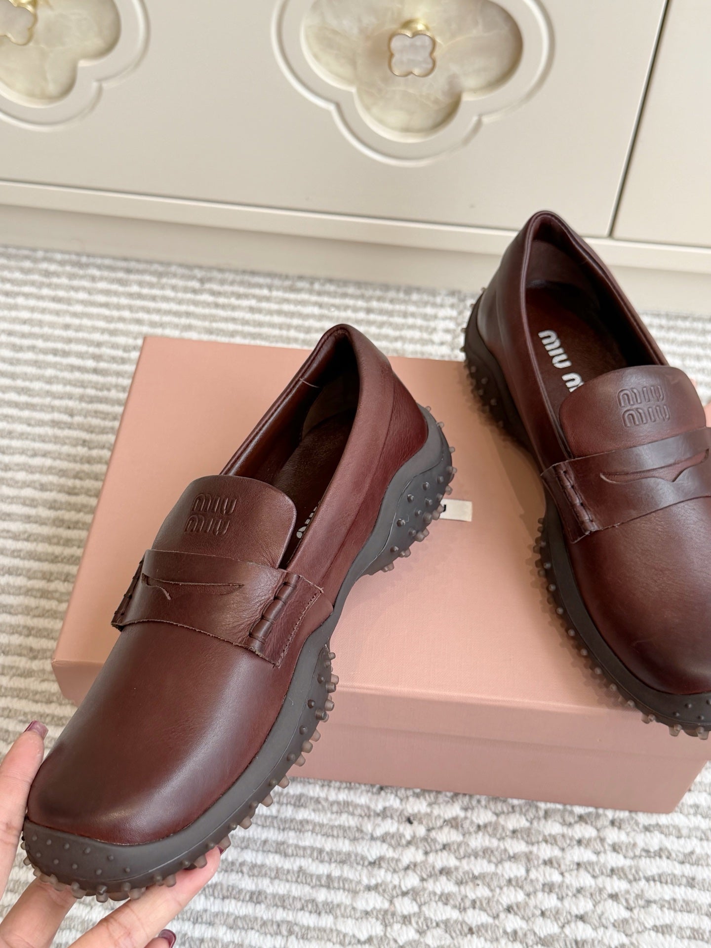 Miumiu 2026 Retro Distressed Loafers Cowhide 955676