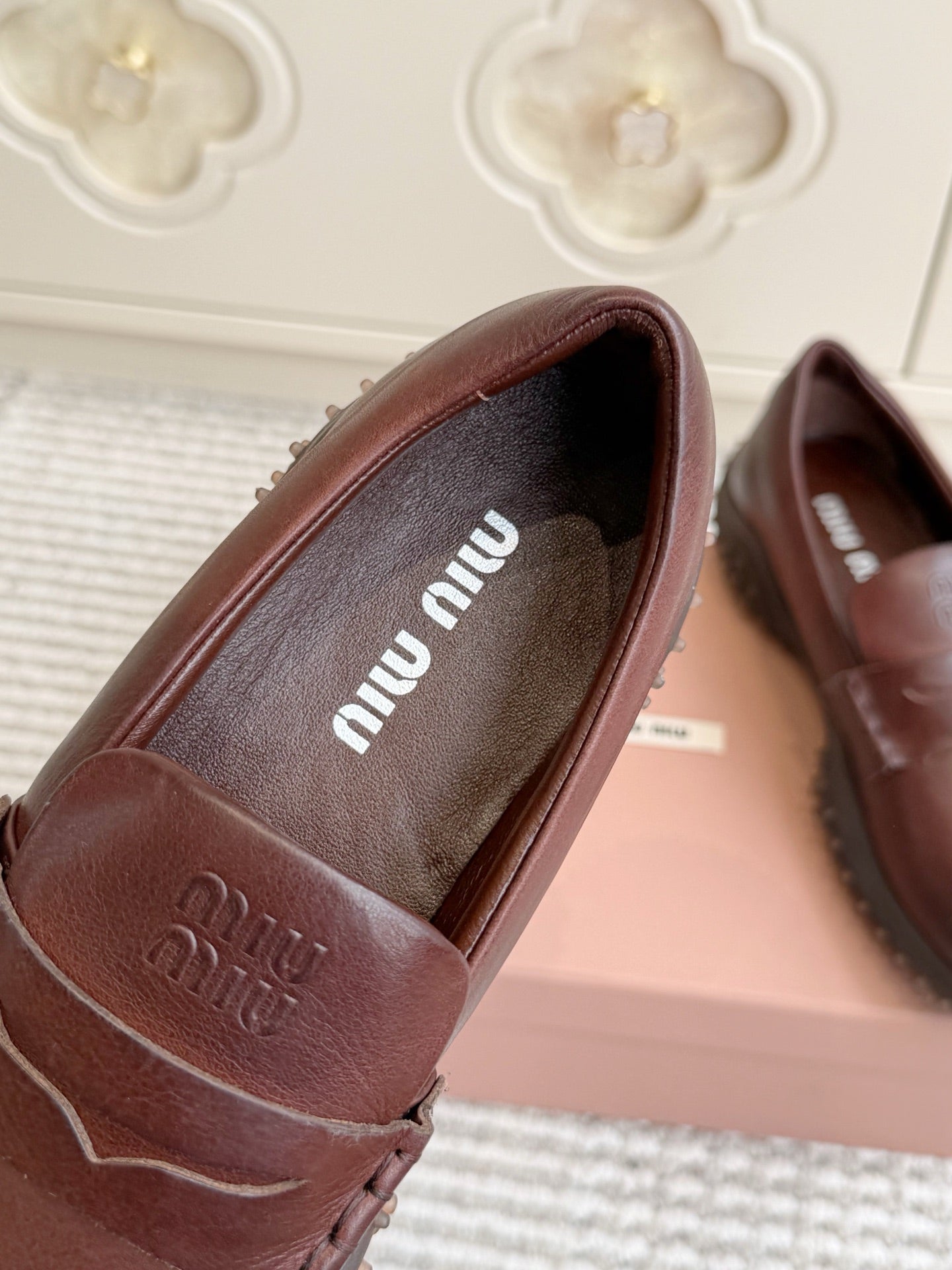 Miumiu 2026 Retro Distressed Loafers Cowhide 955676